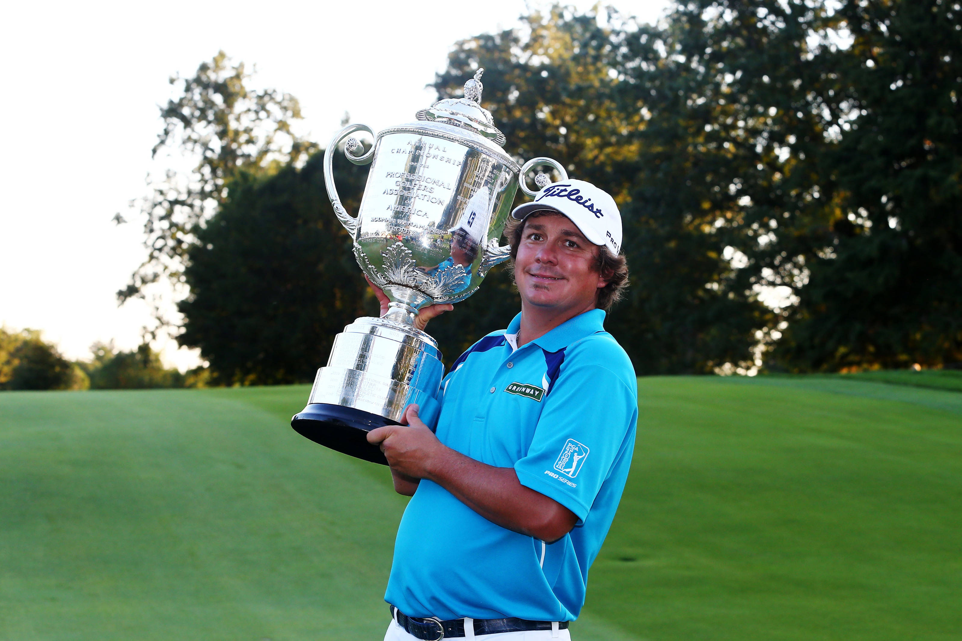 Jason Dufner, silver trophy, blue shirt, 2K Desktop Wallpaper