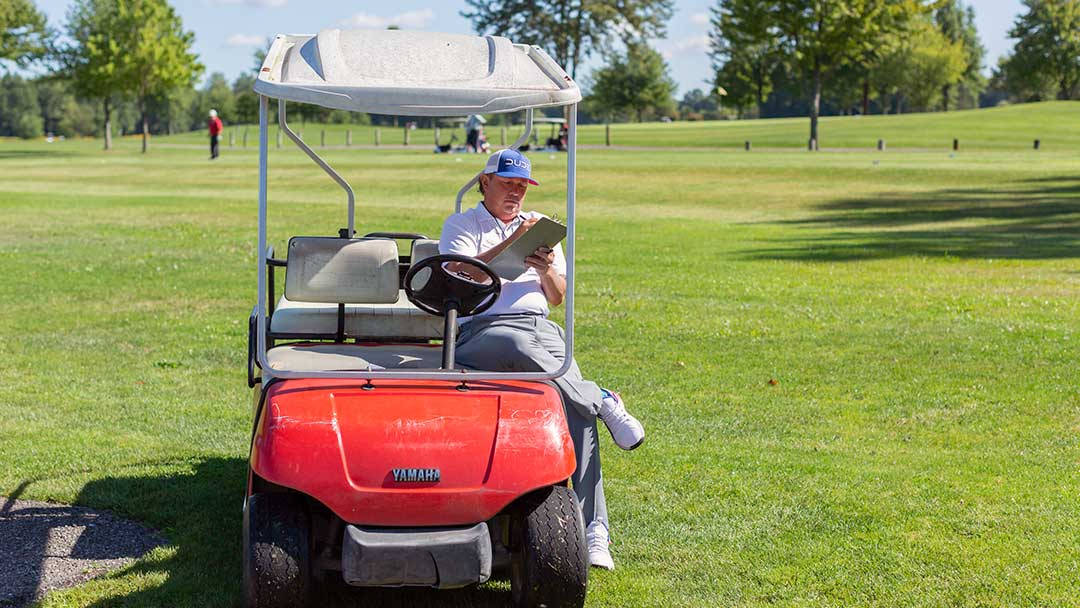 Jason Dufner, blue cap, red Yamaha golf cart, SD Desktop Wallpaper
