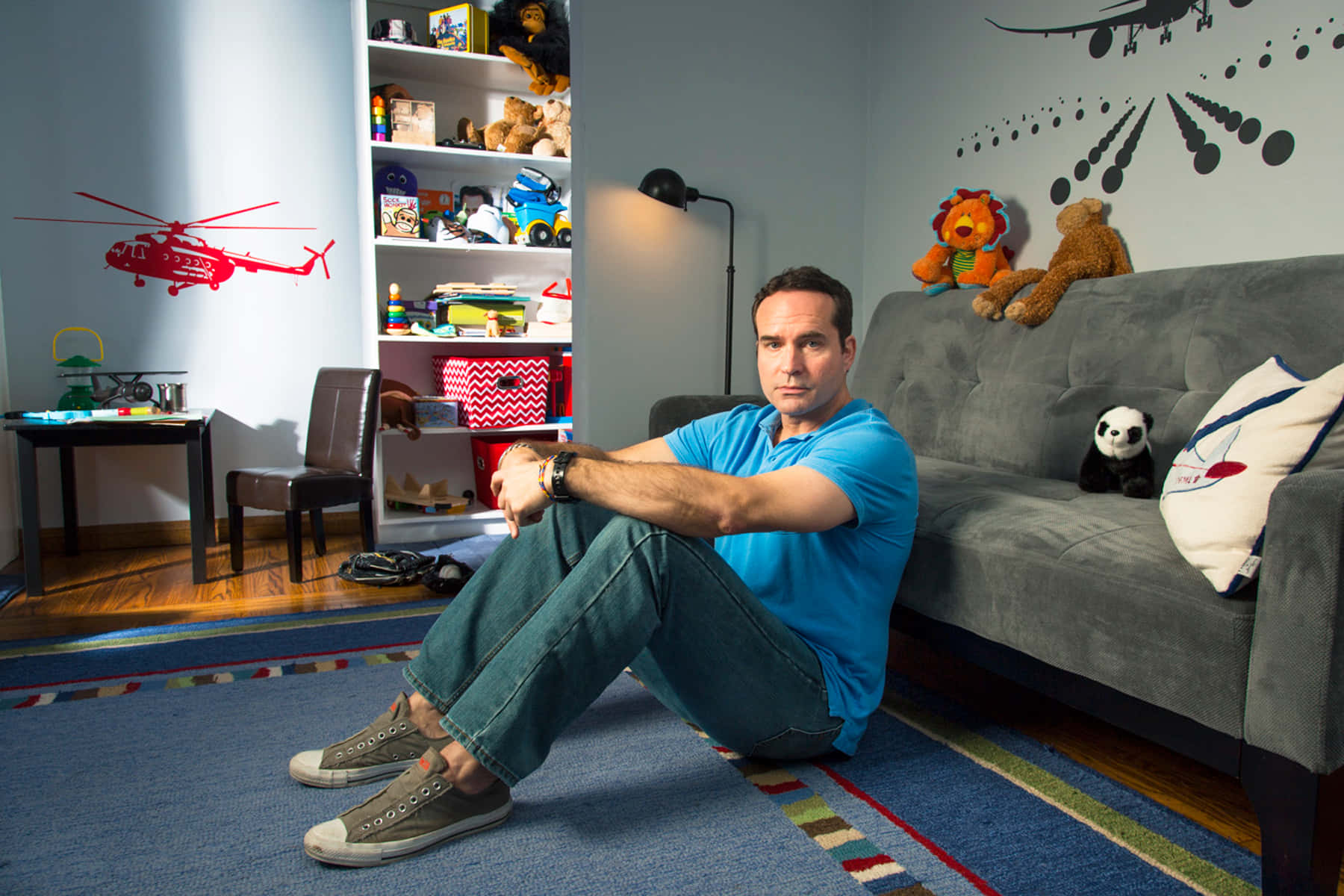 Jason Patric, blue shirt, gray couch, HD Desktop Wallpaper