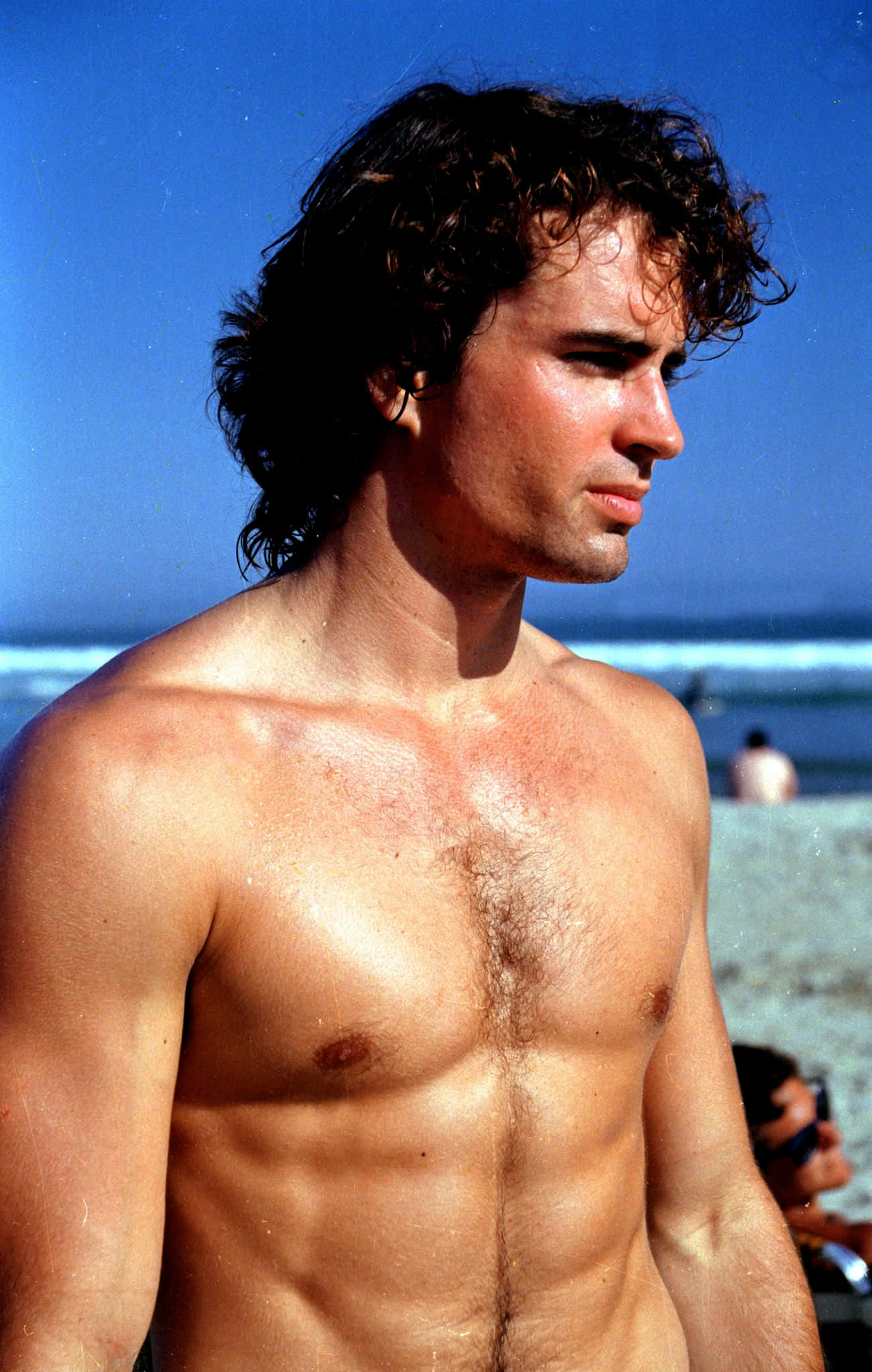 Jason Patric, sunlit beach, clear blue sky, Full HD Phone Wallpaper