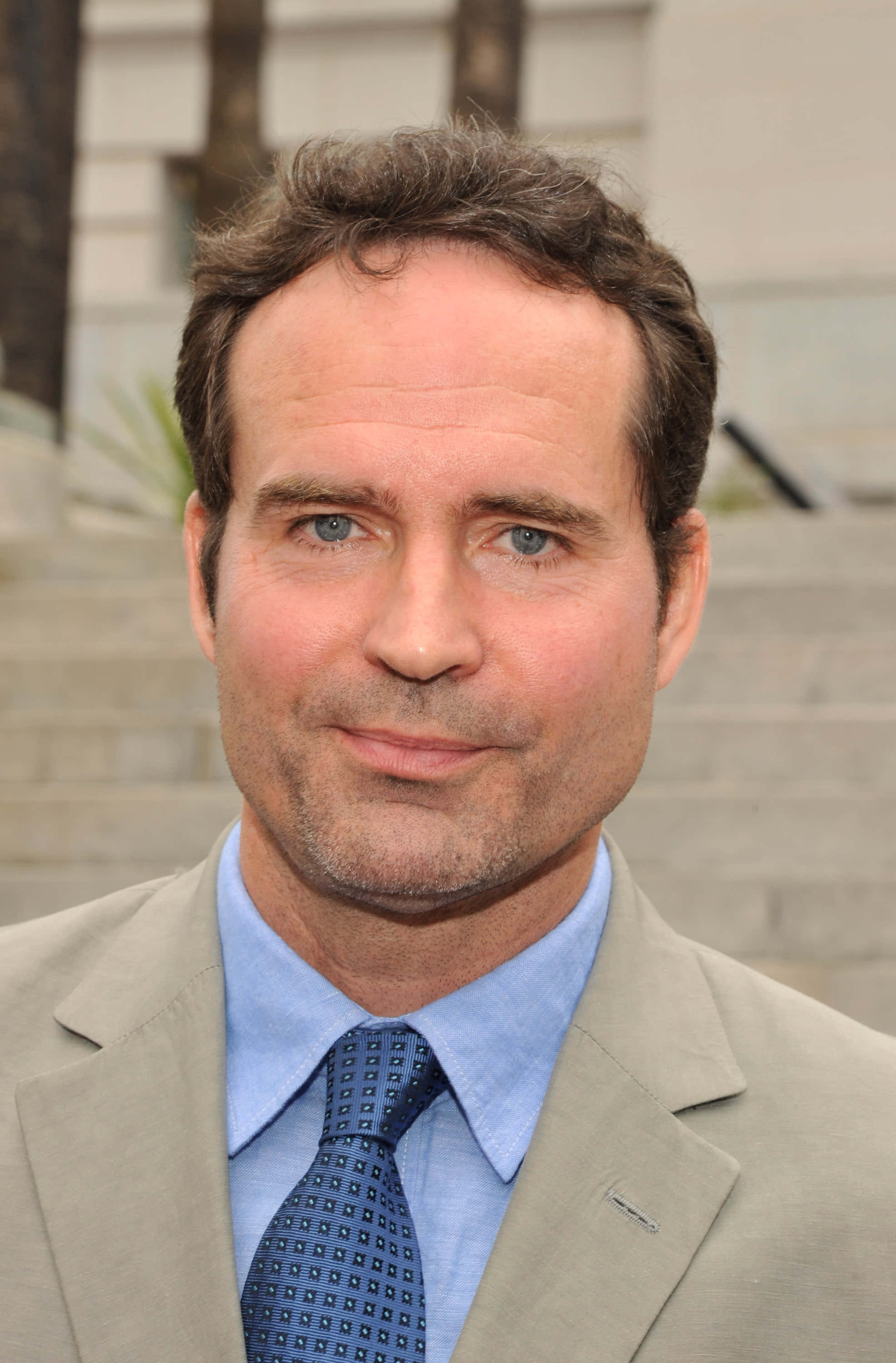 Jason Patric, beige suit, patterned tie, 2K Phone Wallpaper