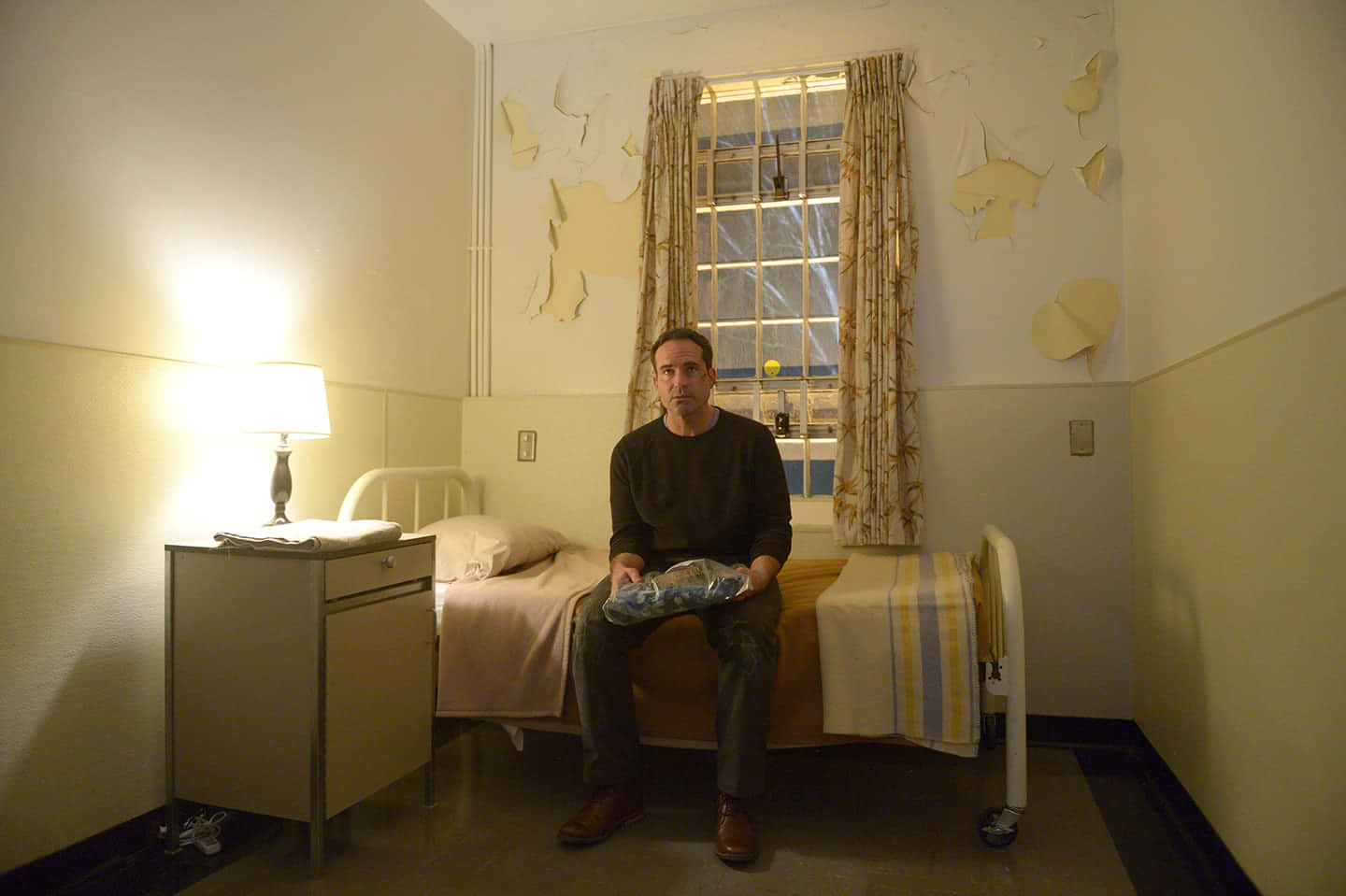 Jason Patric, hospital bed, dimly lit room, HD Desktop Wallpaper