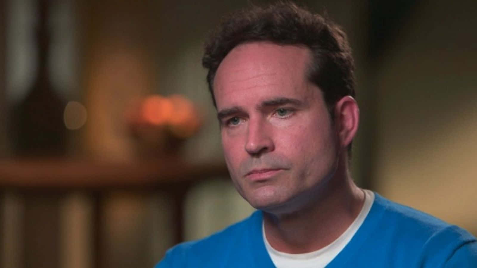 Jason Patric, blue shirt, warmly lit blurred interior background, HD Desktop Wallpaper