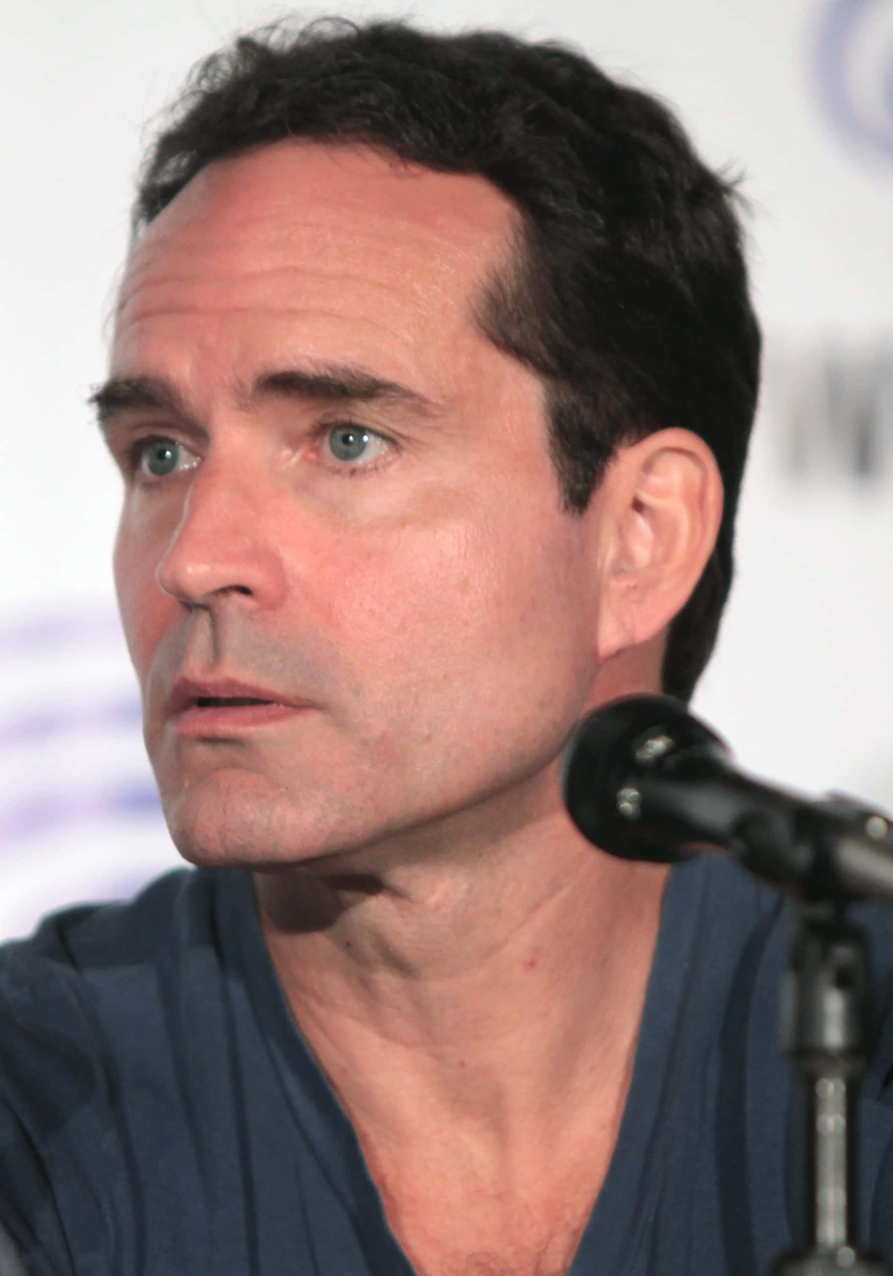 Jason Patric, intense blue eyes, microphone, 2K Phone Wallpaper