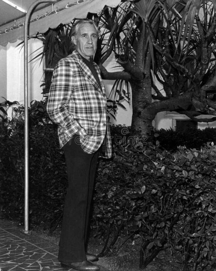Jason Robards, plaid jacket, lush foliage, SD Phone Wallpaper