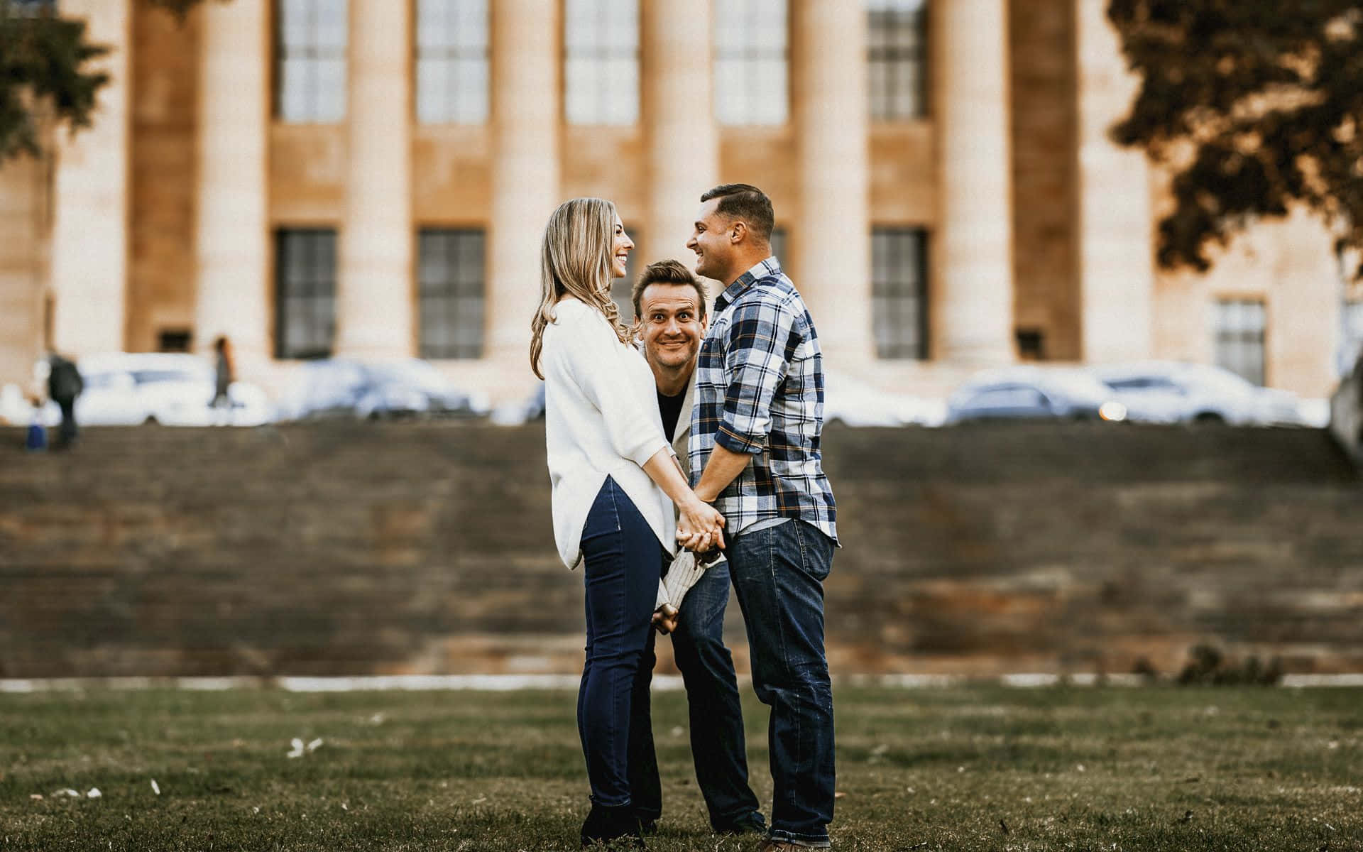 Jason Segel, three smiling people, grand stone building, Full HD Desktop Wallpaper