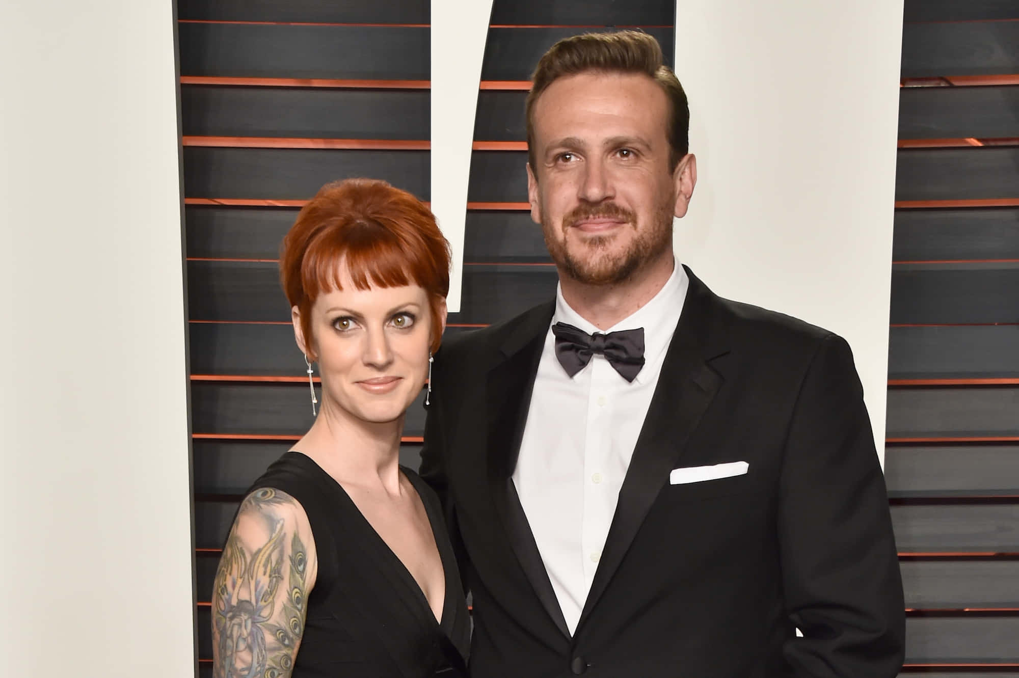 Jason Segel, black and white slatted backdrop, formal wear, Full HD Desktop Wallpaper