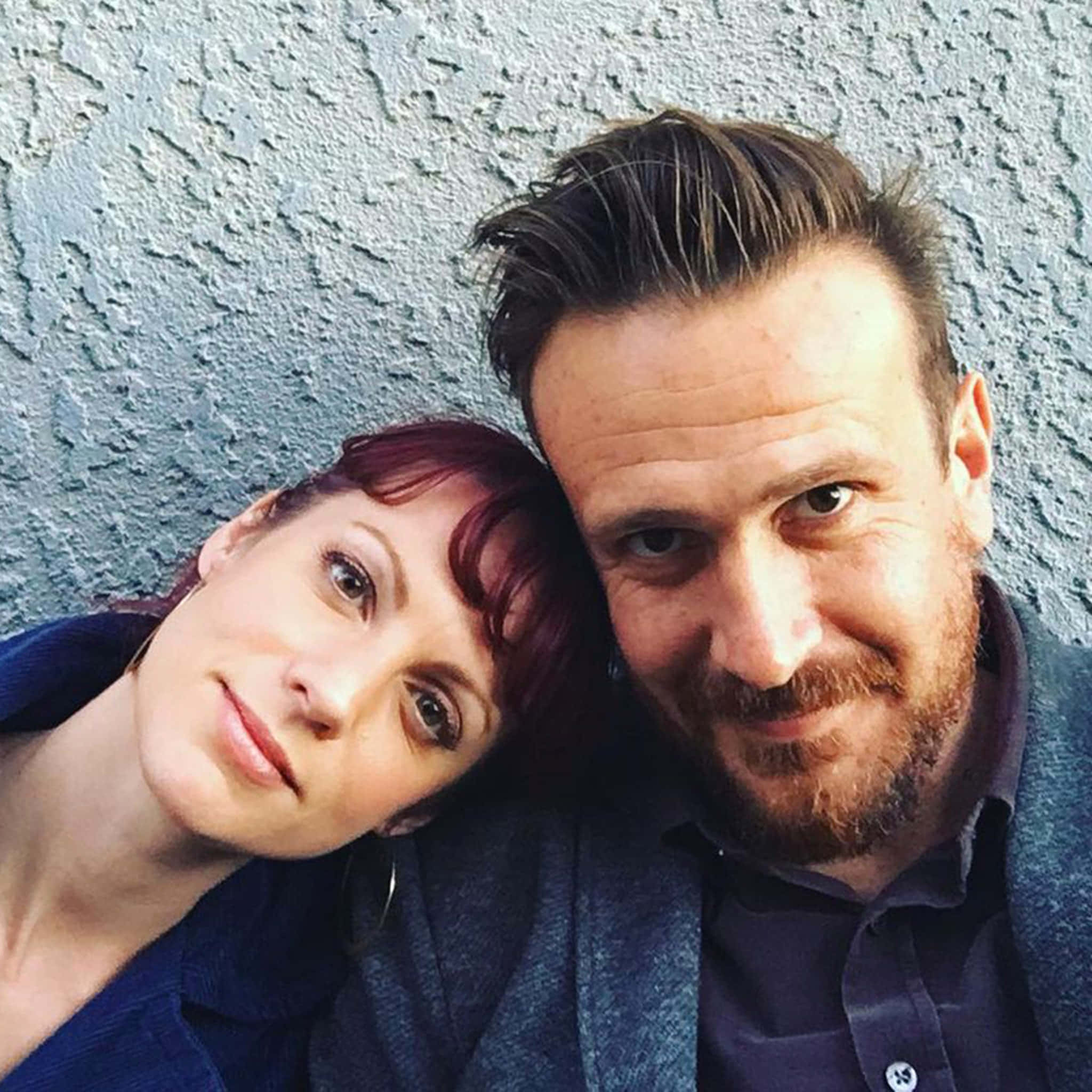 Jason Segel, red hair, textured gray wall, Full HD Desktop Wallpaper