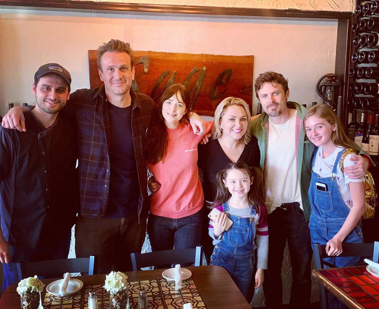 Jason Segel, happy family of seven, cozy restaurant, HD Desktop Wallpaper