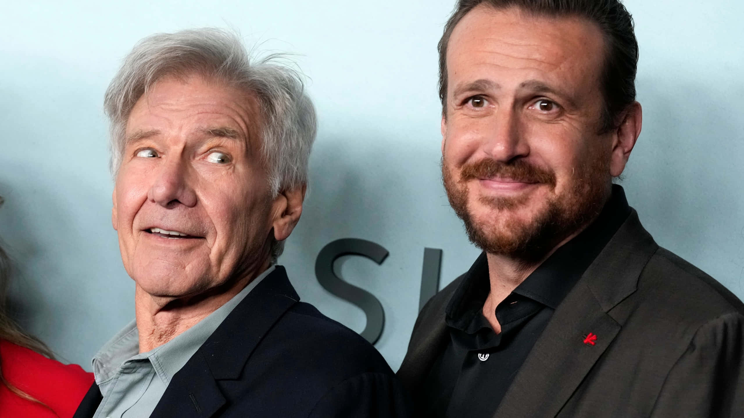 Jason Segel, red carpet event, light blue backdrop, 2K Desktop Wallpaper