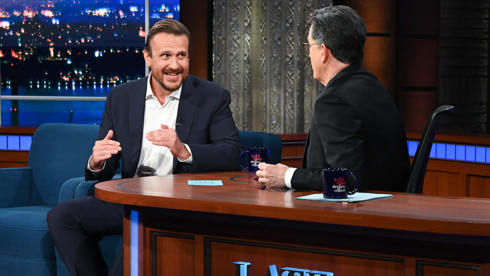Jason Segel, red carpet, wooden talk show desk, Full HD Desktop Wallpaper