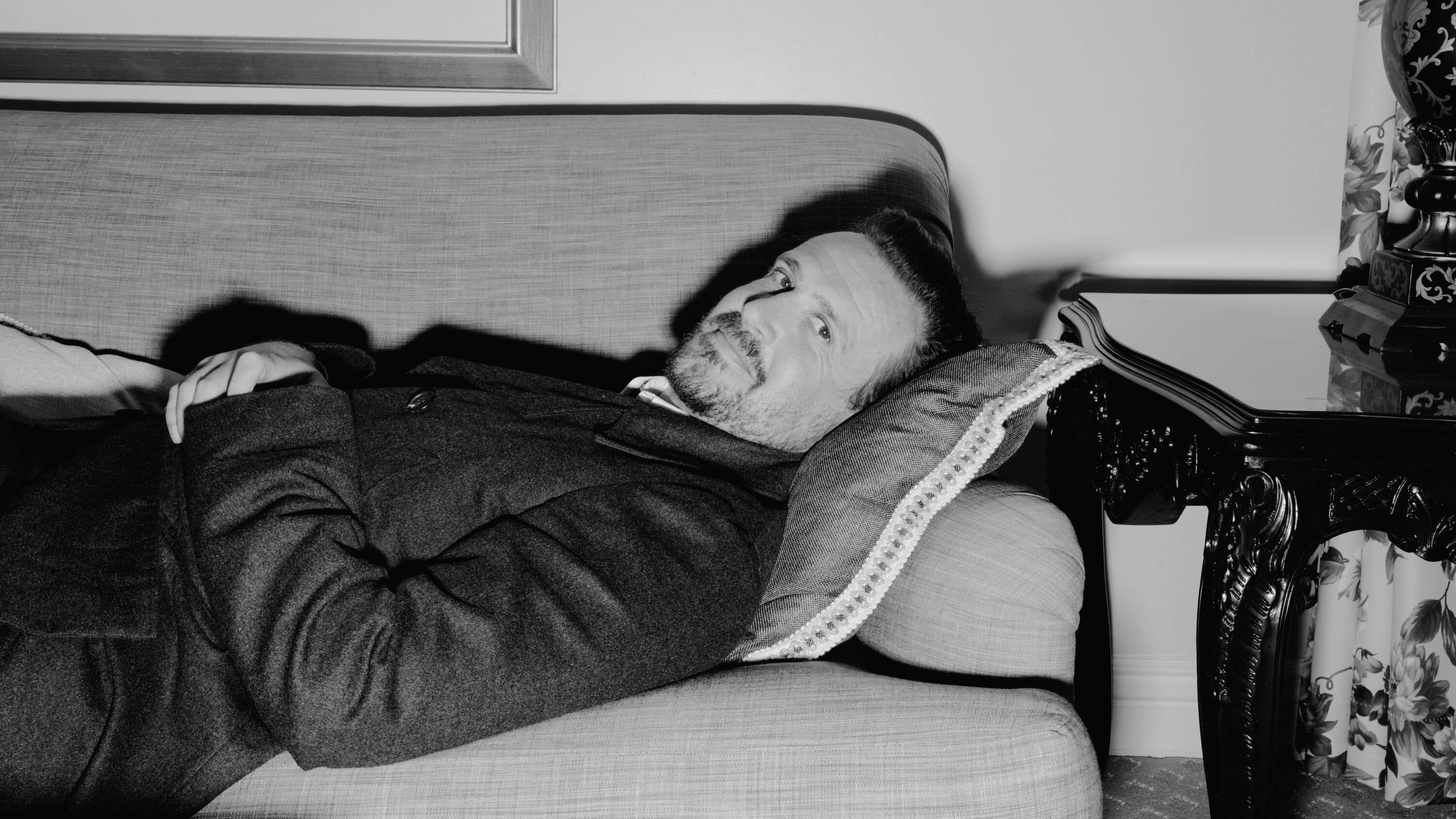 Jason Segel, suit, vintage sofa, 2K Desktop Wallpaper