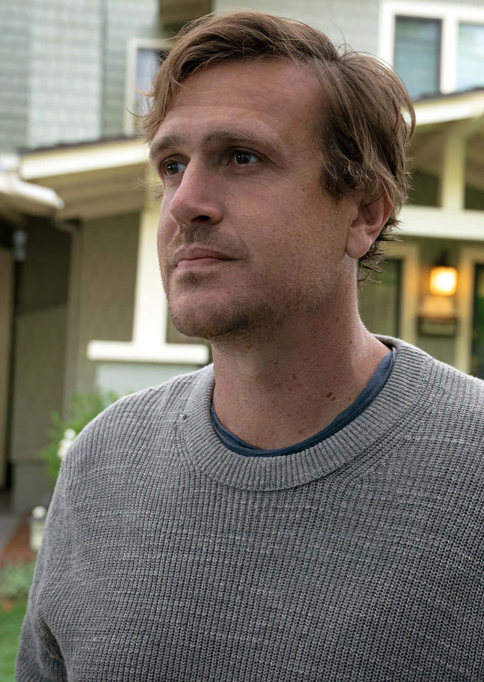 Jason Segel, gray sweater, residential backdrop, HD Phone Wallpaper