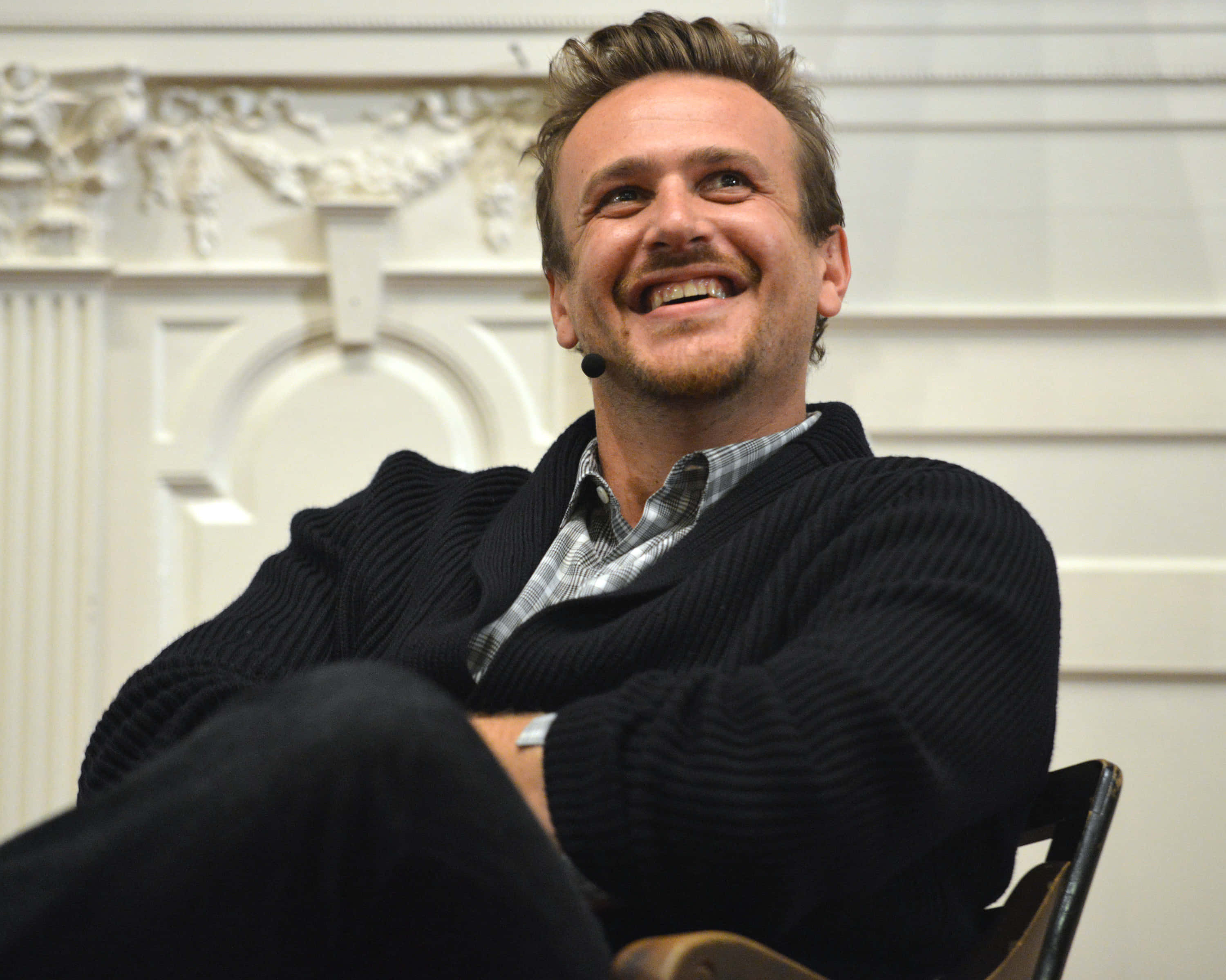 Jason Segel, ornate white wall, chair, 2K Desktop Wallpaper