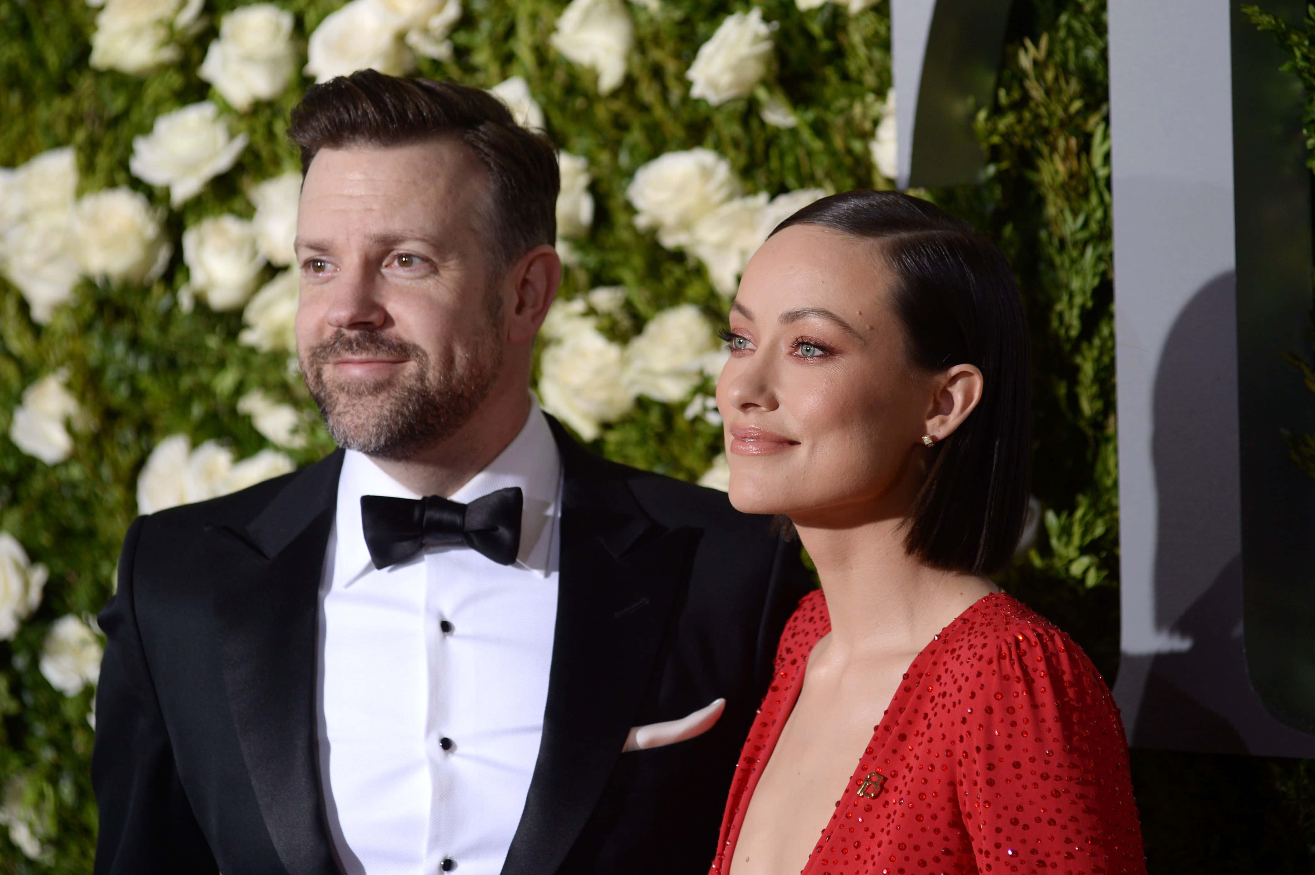 Jason Sudeikis, black tuxedo, red sequined dress, 4K Desktop Wallpaper