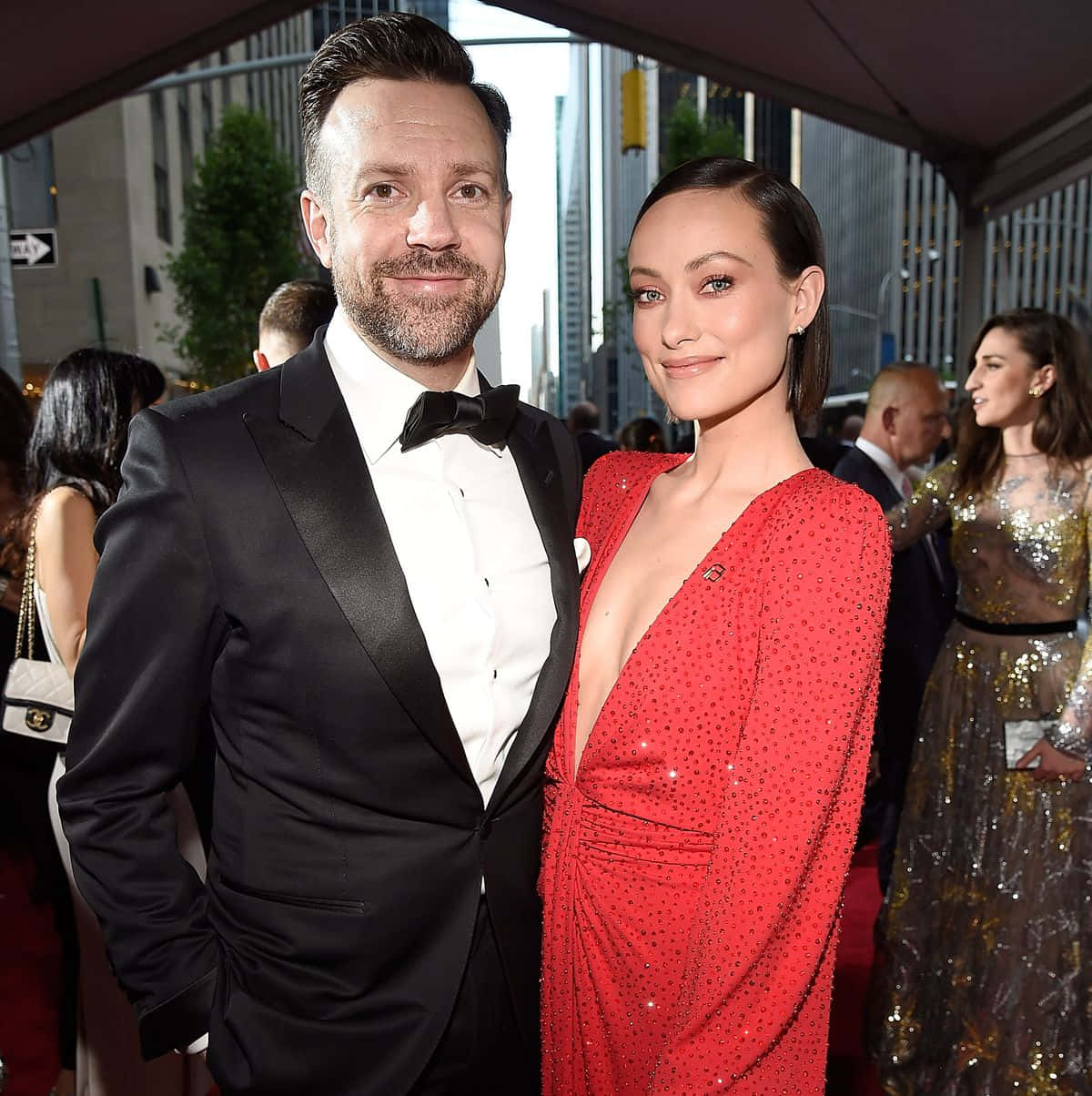 Jason Sudeikis, black tuxedo, red sequined gown, SD Phone Wallpaper