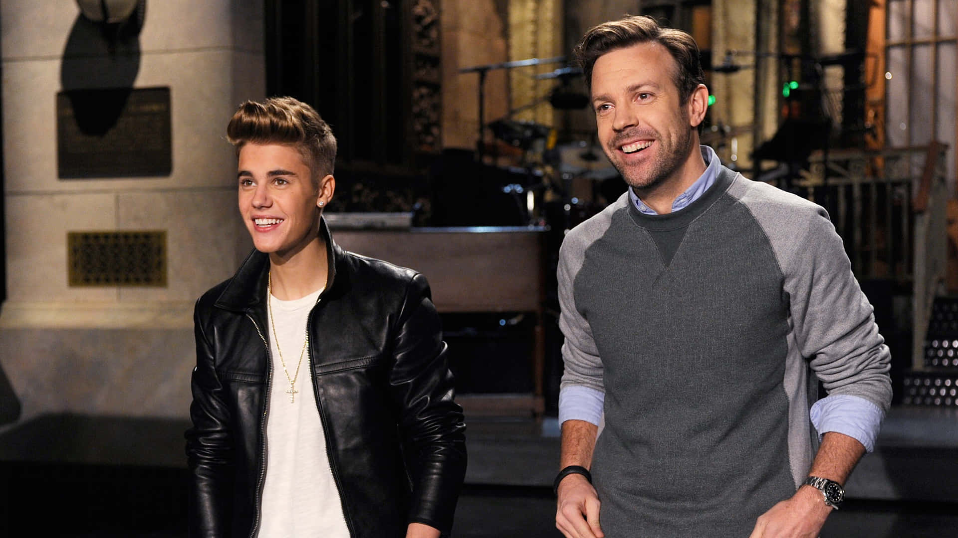 Jason Sudeikis, black leather jacket, gray sweater, Full HD Desktop Wallpaper