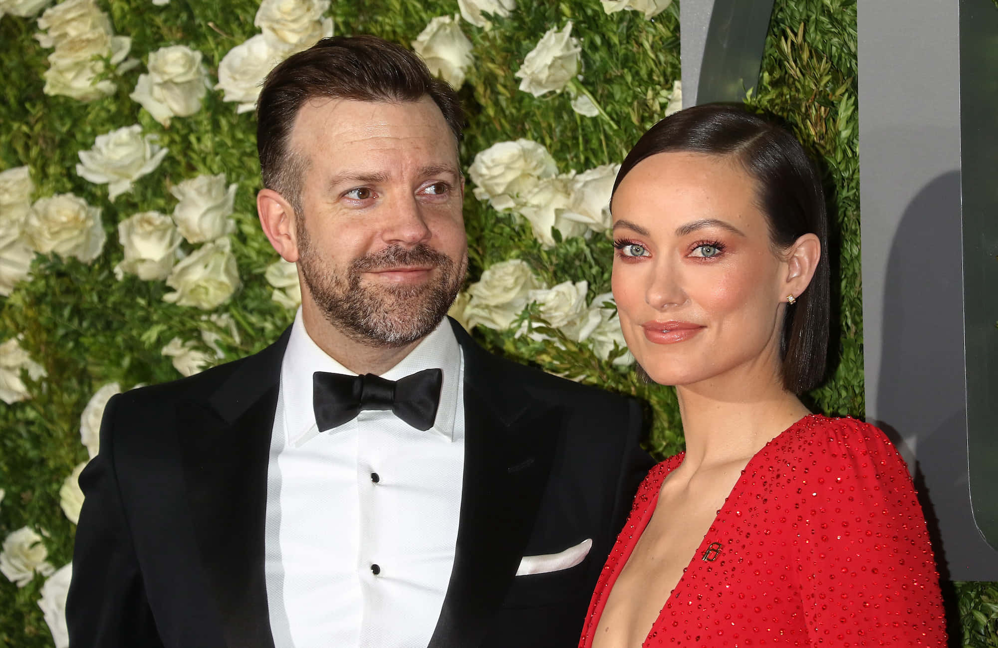 Jason Sudeikis, black tuxedo, red sequined dress, Full HD Desktop Wallpaper