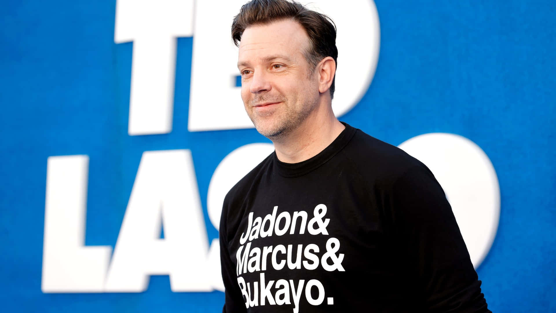 Jason Sudeikis, black t-shirt, white text, Full HD Desktop Wallpaper
