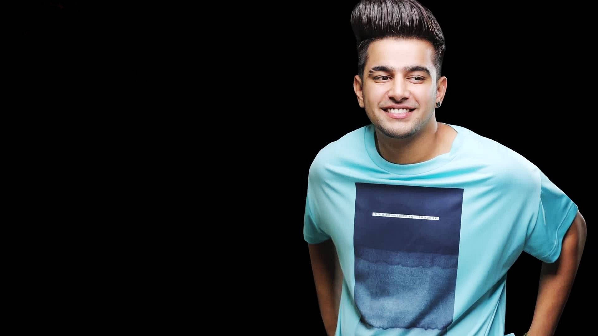 Jass Manak, dark studio, light blue t-shirt, Full HD Desktop Wallpaper