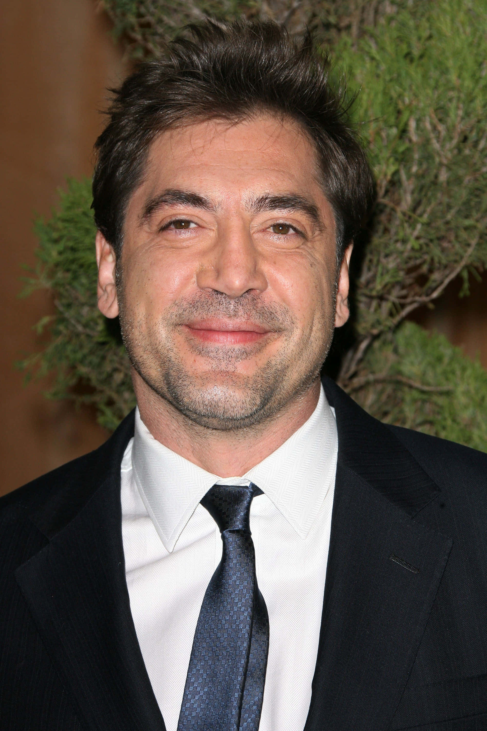 Javier Bardem, dark suit, tie, 2K Phone Wallpaper