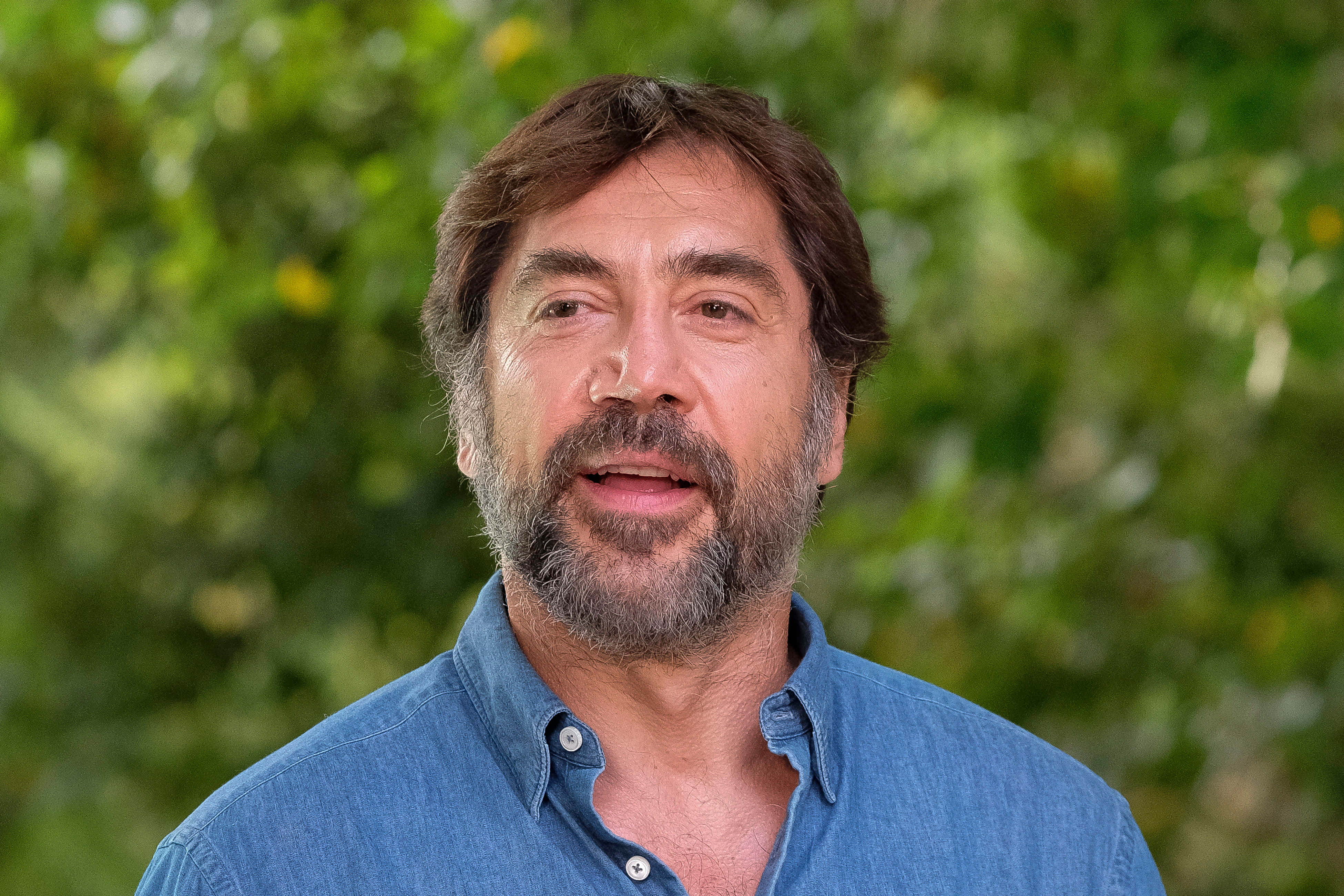 Javier Bardem, blue shirt, brown hair, 4K Desktop Wallpaper