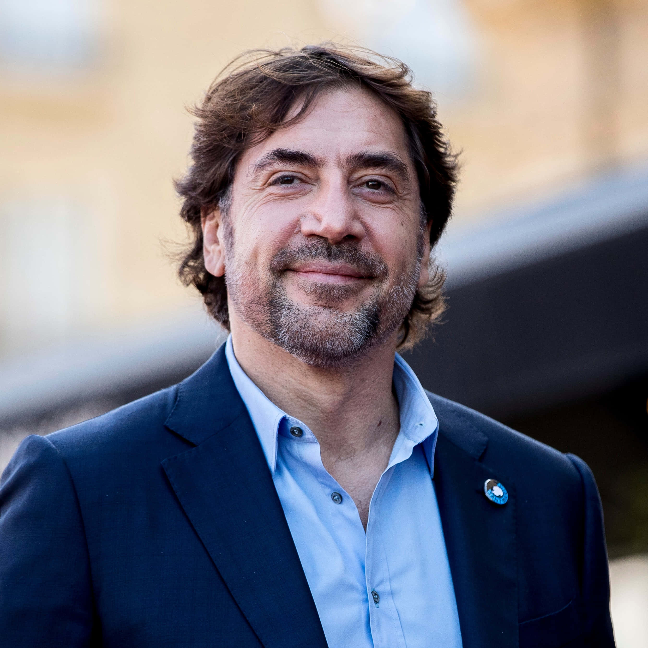 Javier Bardem, dark suit, light blue shirt, 2K Desktop Wallpaper