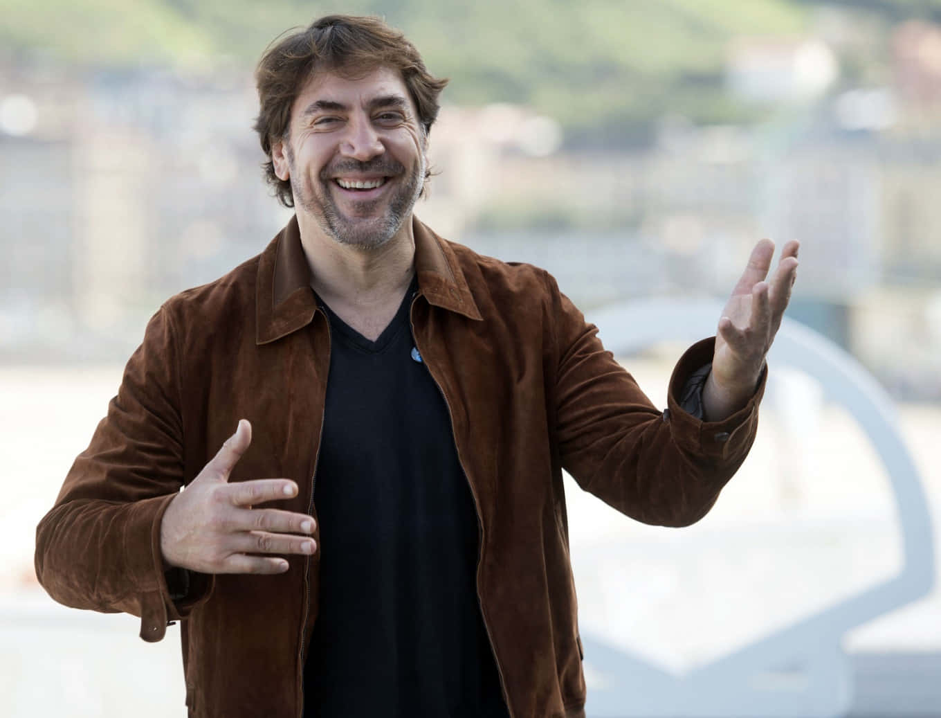 Javier Bardem, brown suede jacket, urban backdrop, HD Desktop Wallpaper