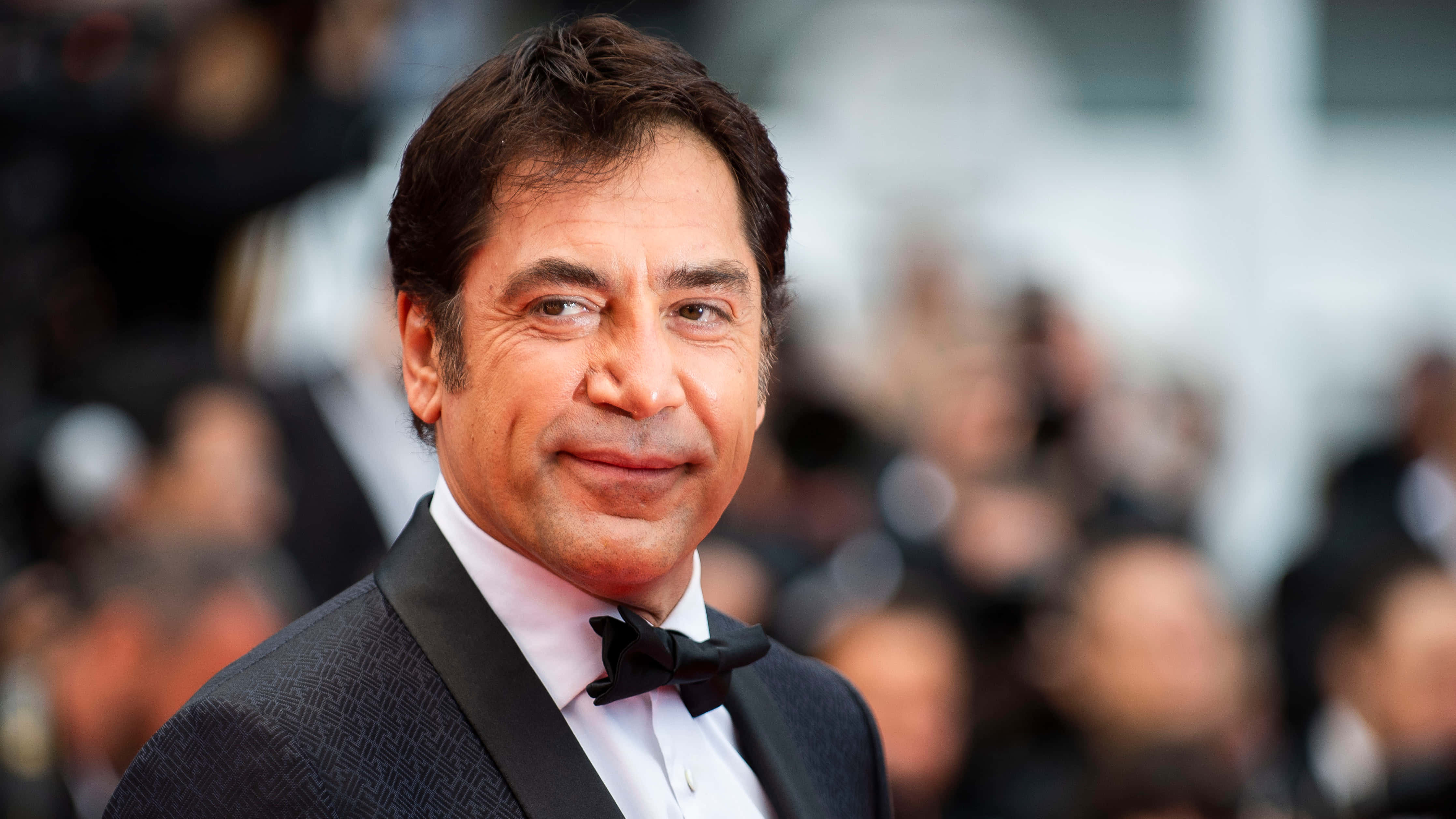 Javier Bardem, patterned tuxedo, bow tie, 4K Desktop Wallpaper