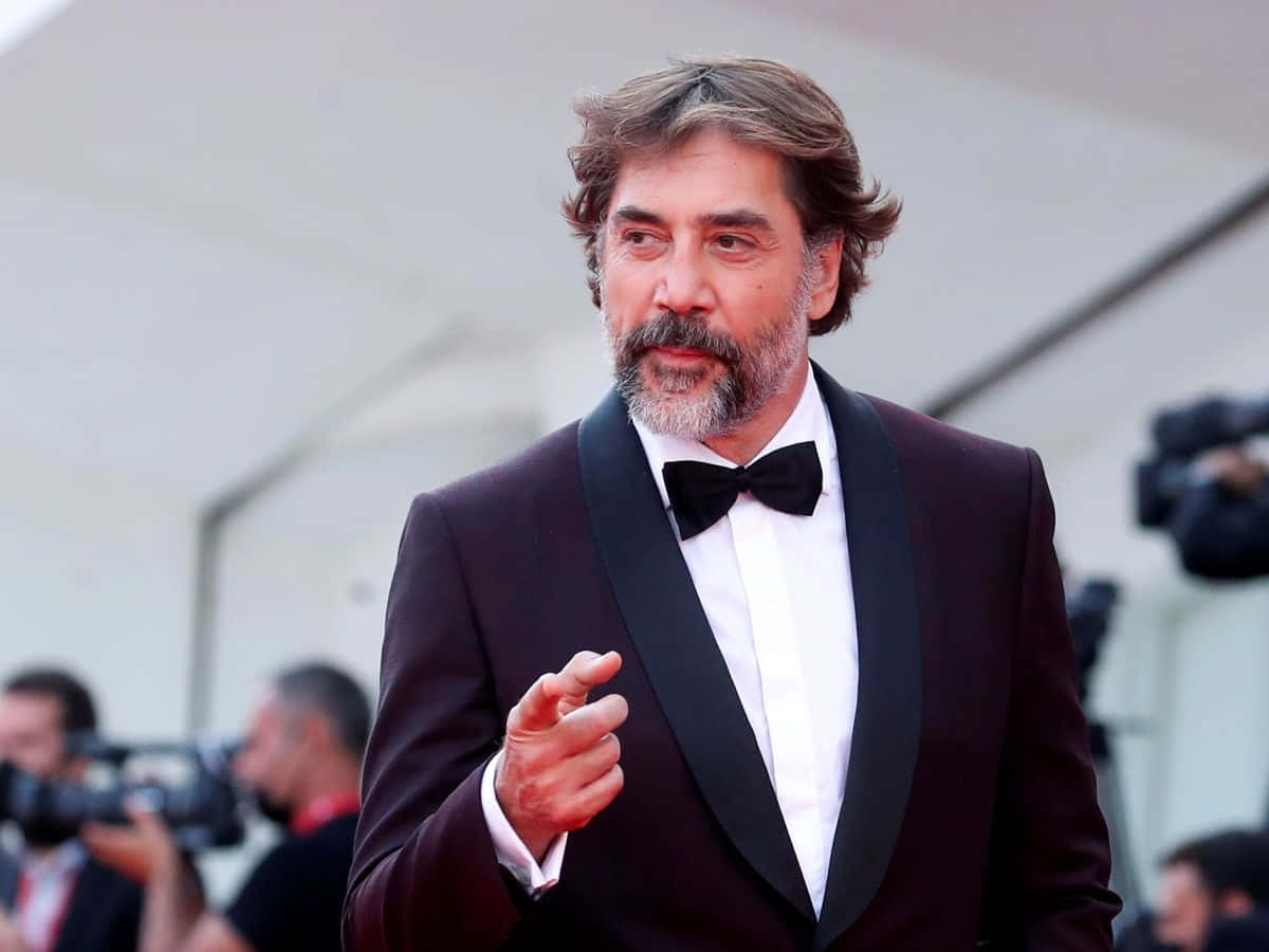 Javier Bardem, black tuxedo, bow tie, SD Desktop Wallpaper