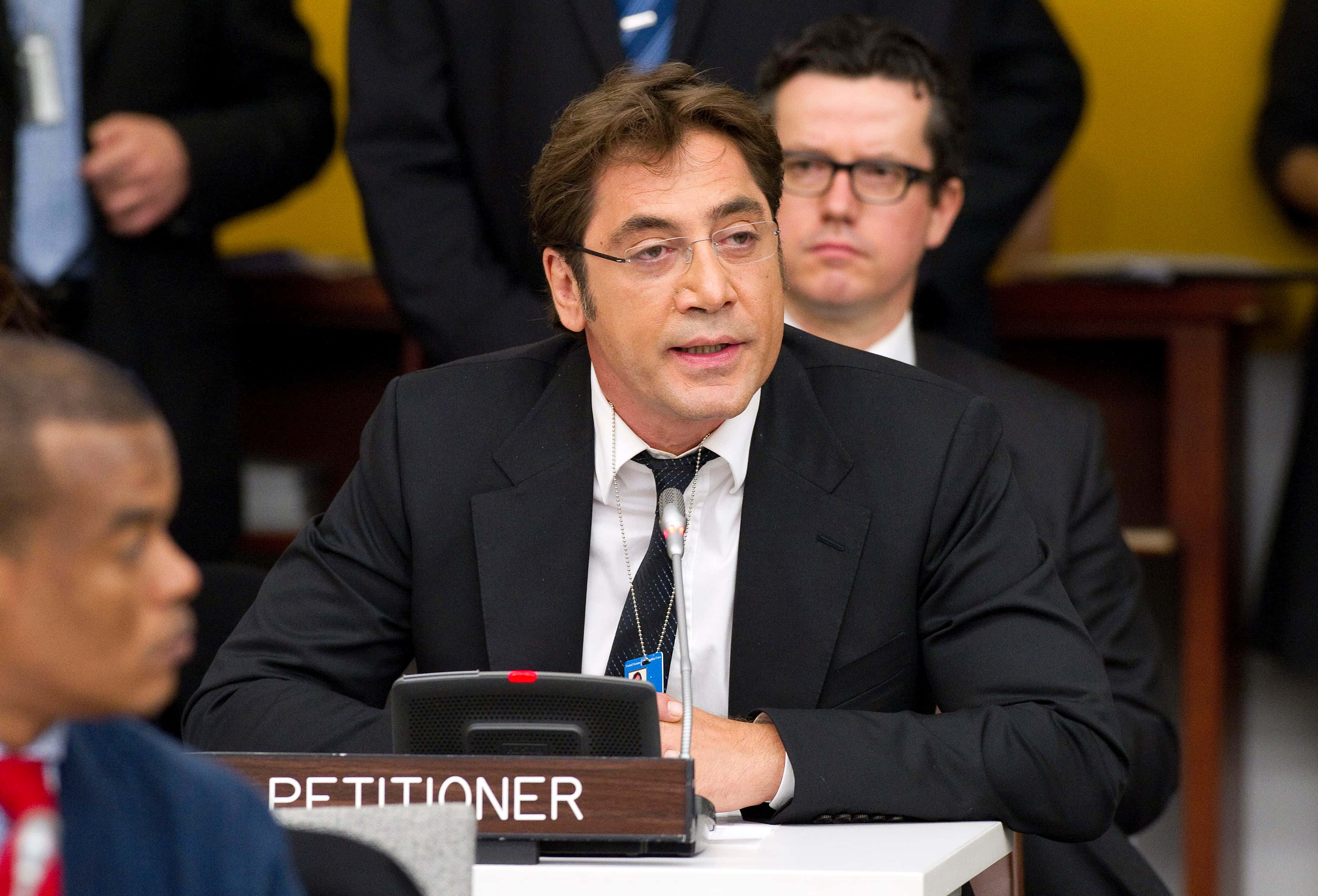 Javier Bardem, dark suit, glasses, 2K Desktop Wallpaper