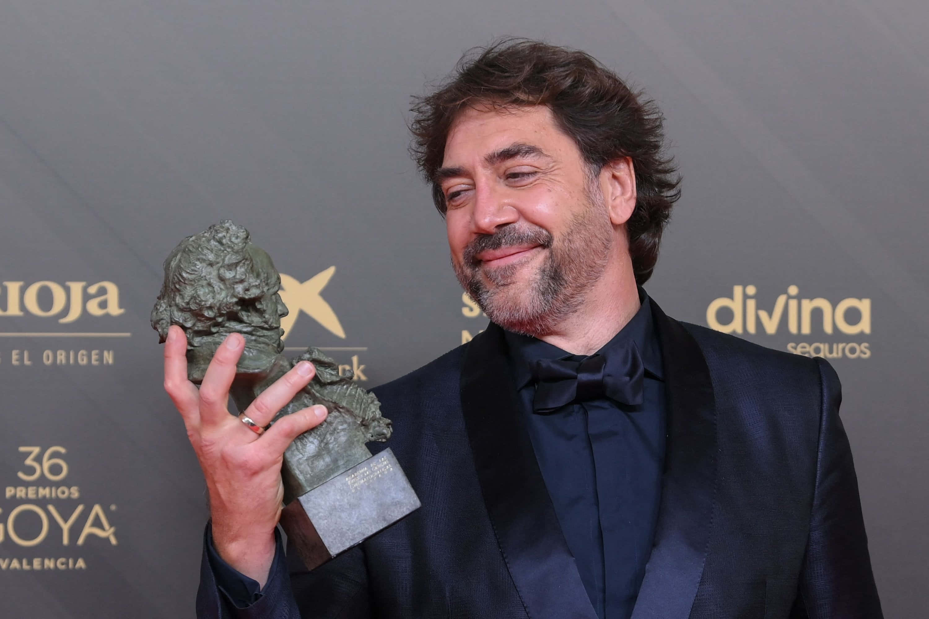 Javier Bardem, black tuxedo, bronze statue award, 2K Desktop Wallpaper