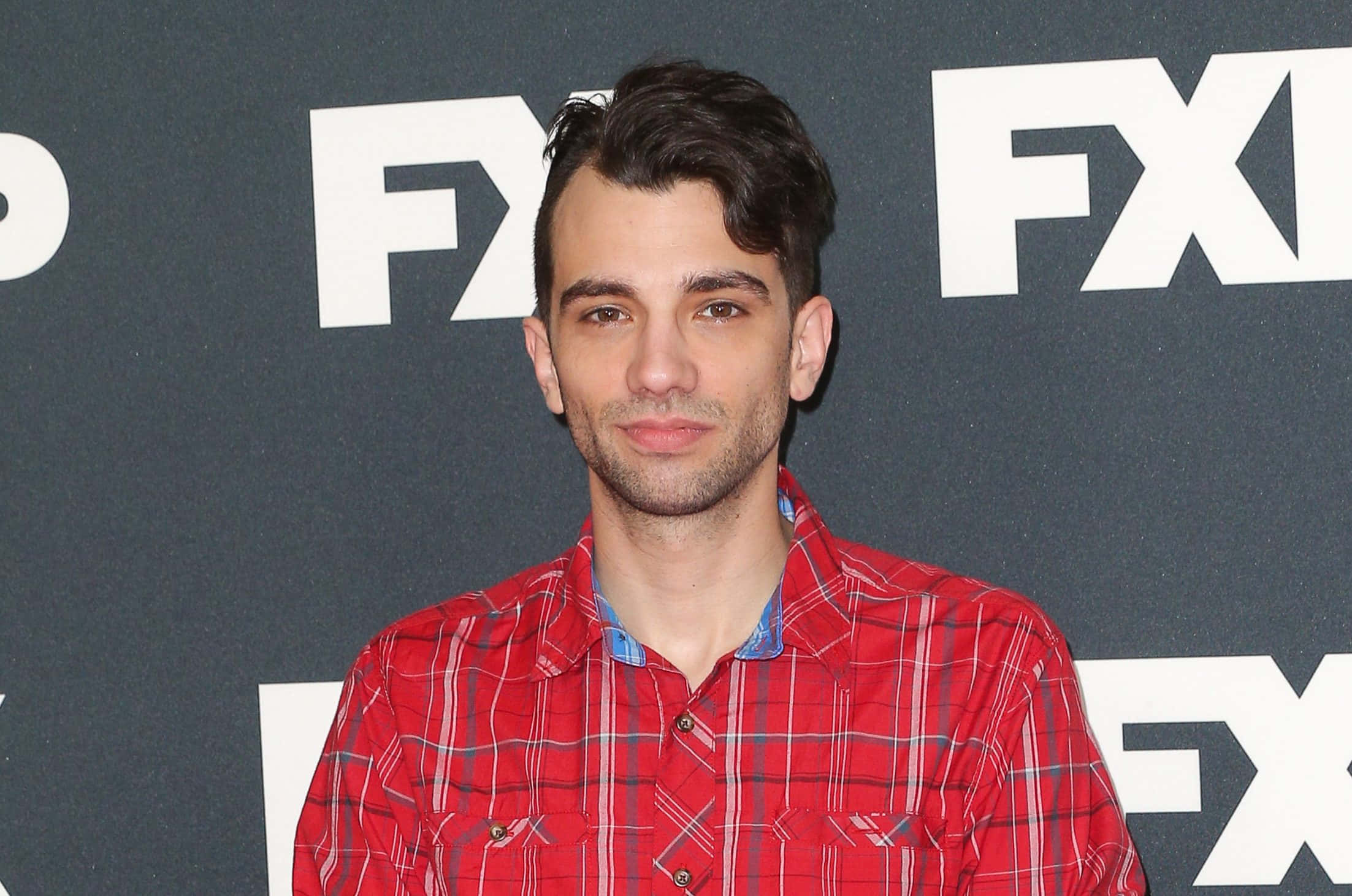 Jay Baruchel, red plaid shirt, dark gray wall, Full HD Desktop Wallpaper