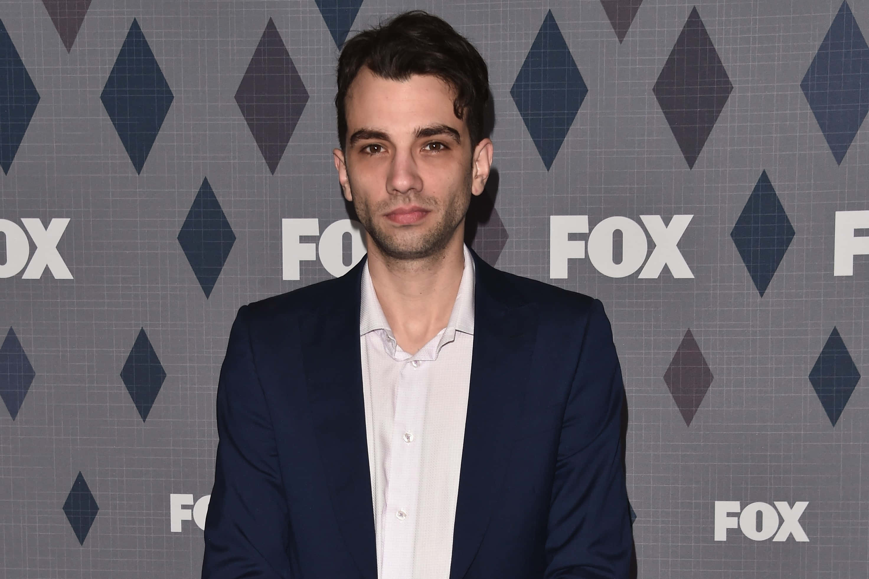 Jay Baruchel, navy suit, white shirt, 2K Desktop Wallpaper