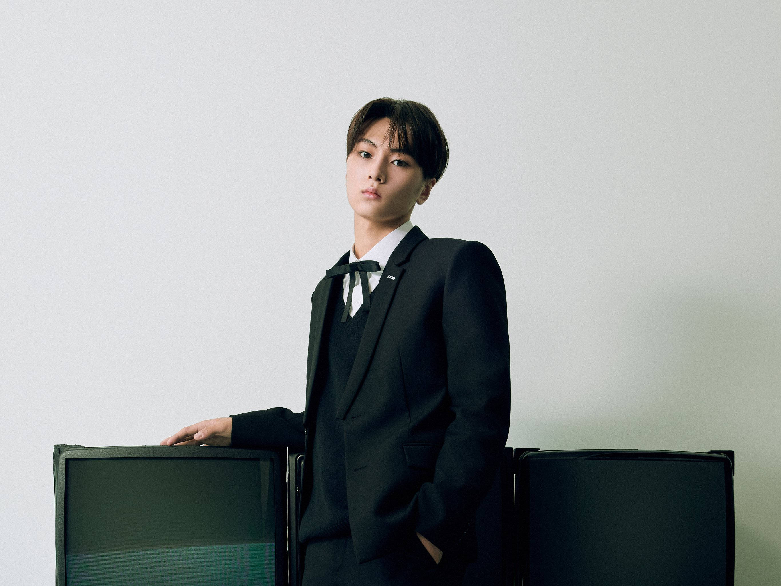 Jay, black suit, vintage monitors, 2K Desktop Wallpaper