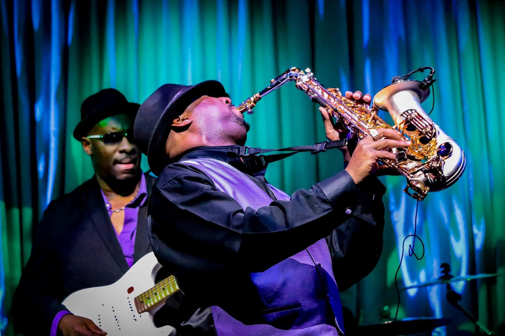 saxophonist, black hat, gold saxophone, HD Desktop Wallpaper