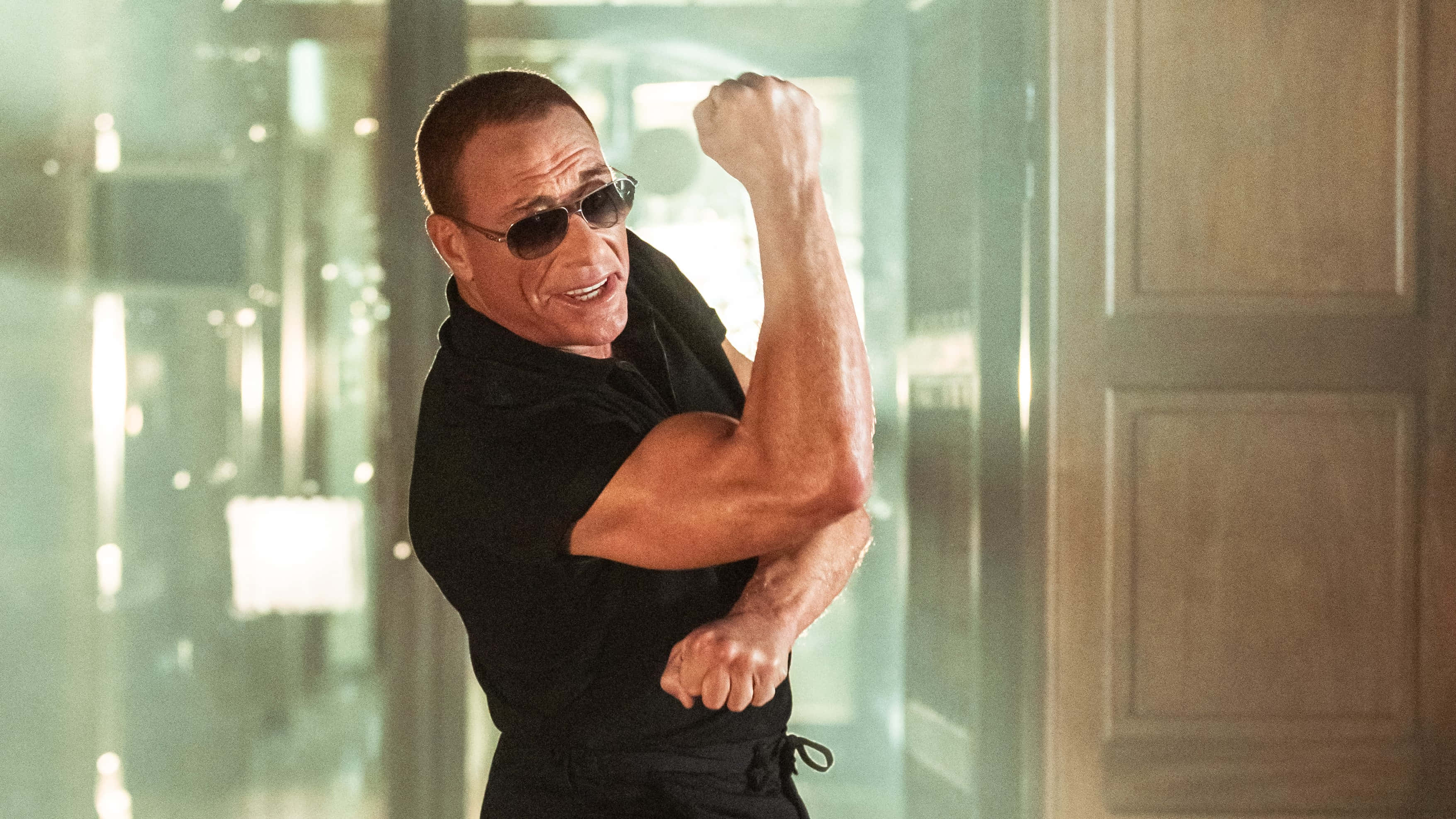 Jean Claude Van Damme, black shirt, sunglasses, 2K Desktop Wallpaper