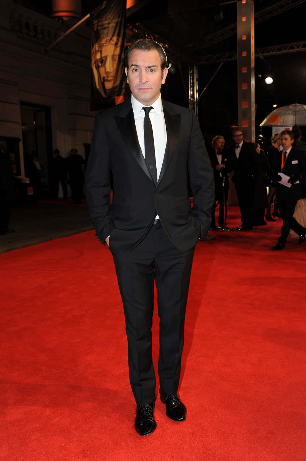 Jean Dujardin, black tuxedo, vibrant red carpet, HD Phone Wallpaper