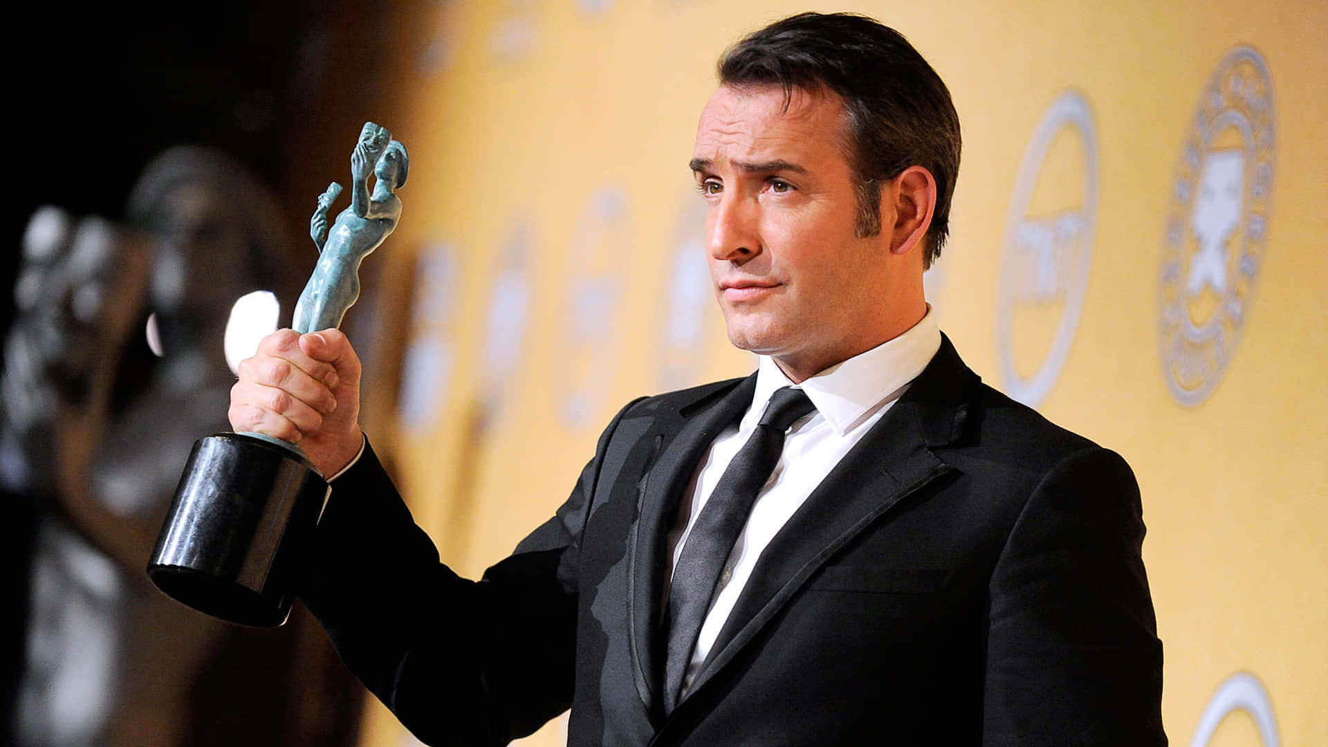Jean Dujardin, black suit, greenish award statue, Full HD Desktop Wallpaper