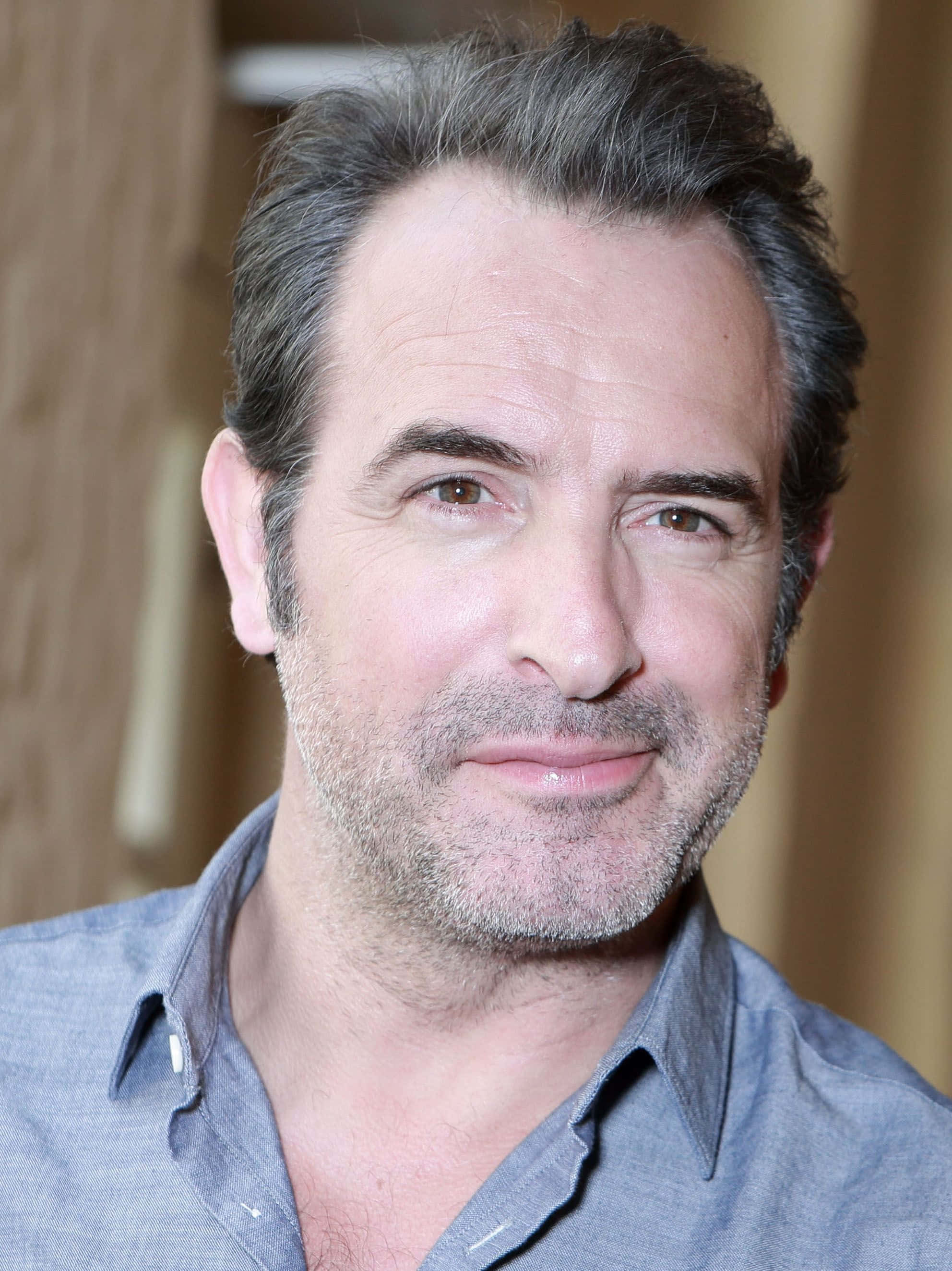 Jean Dujardin, 1984, blue button-down shirt, 2K Phone Wallpaper