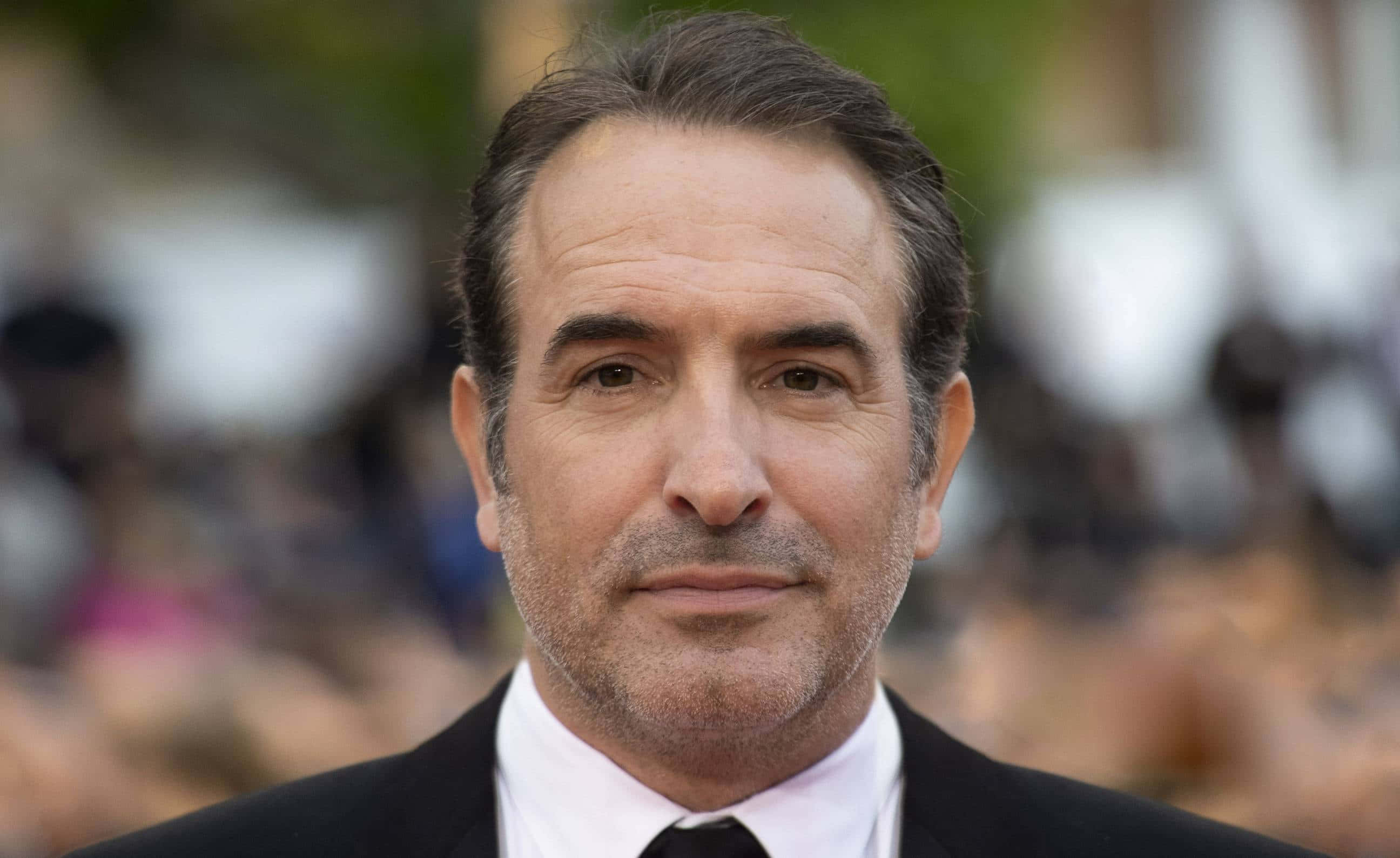 Jean Dujardin, black suit, tie, 2K Desktop Wallpaper