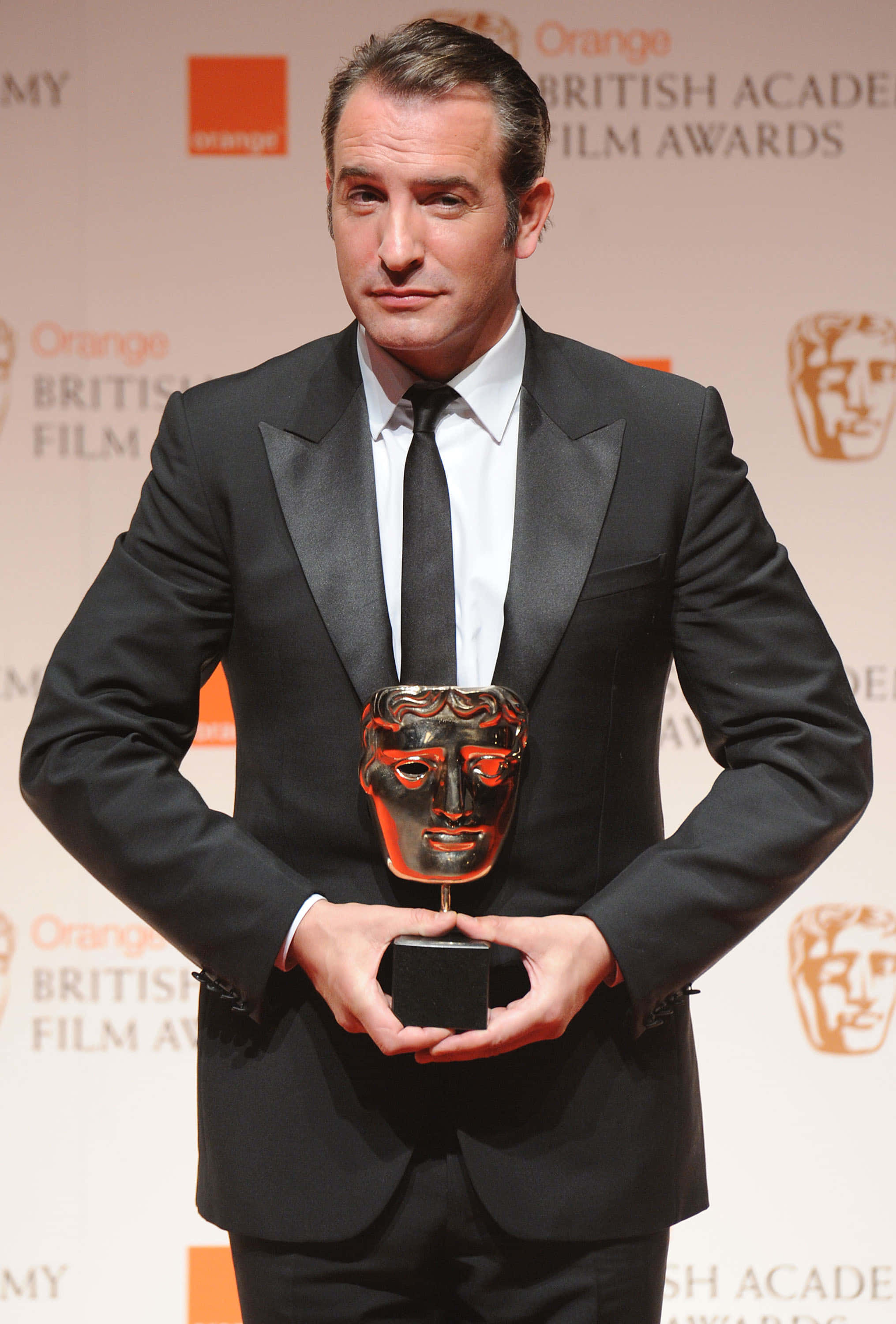 Jean Dujardin, black tuxedo, golden BAFTA mask award, 2K Phone Wallpaper