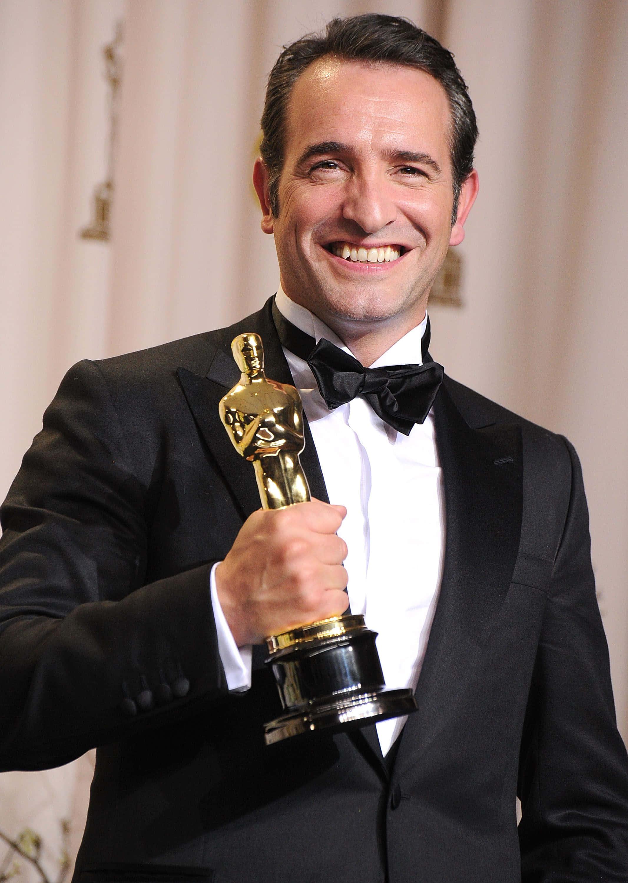 Jean Dujardin, tuxedo, golden Oscar statue, 2K Phone Wallpaper
