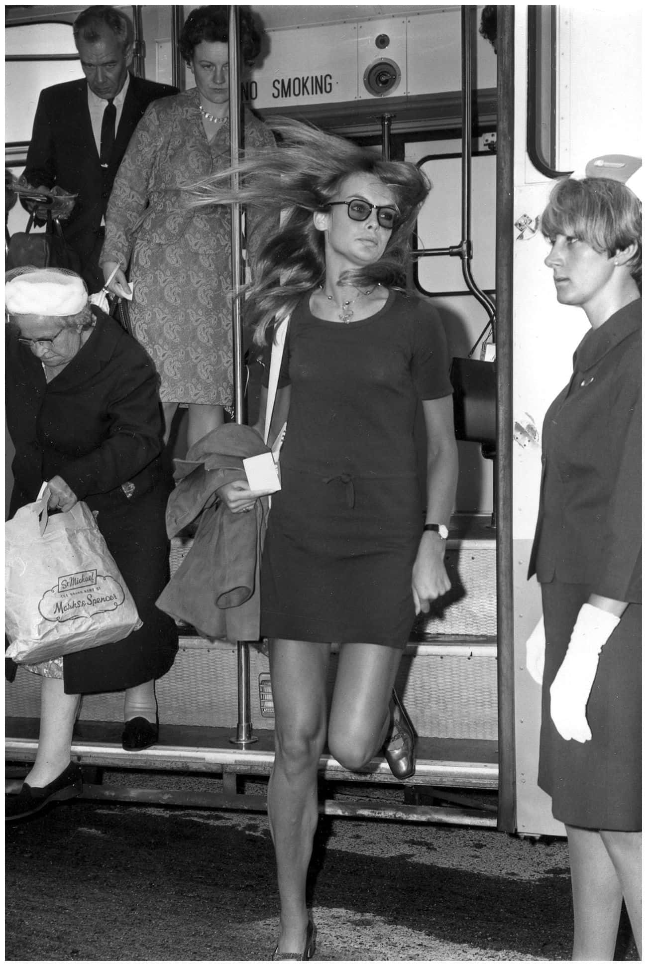 Jean Shrimpton, vintage bus, sunglasses, Full HD Phone Wallpaper
