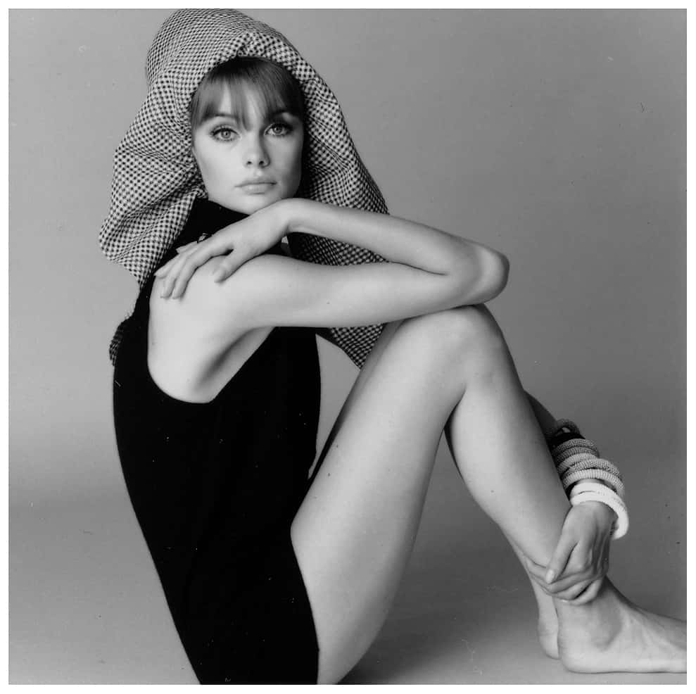 Jean Shrimpton, checkered hooded garment, black and white studio portrait, SD Desktop Wallpaper