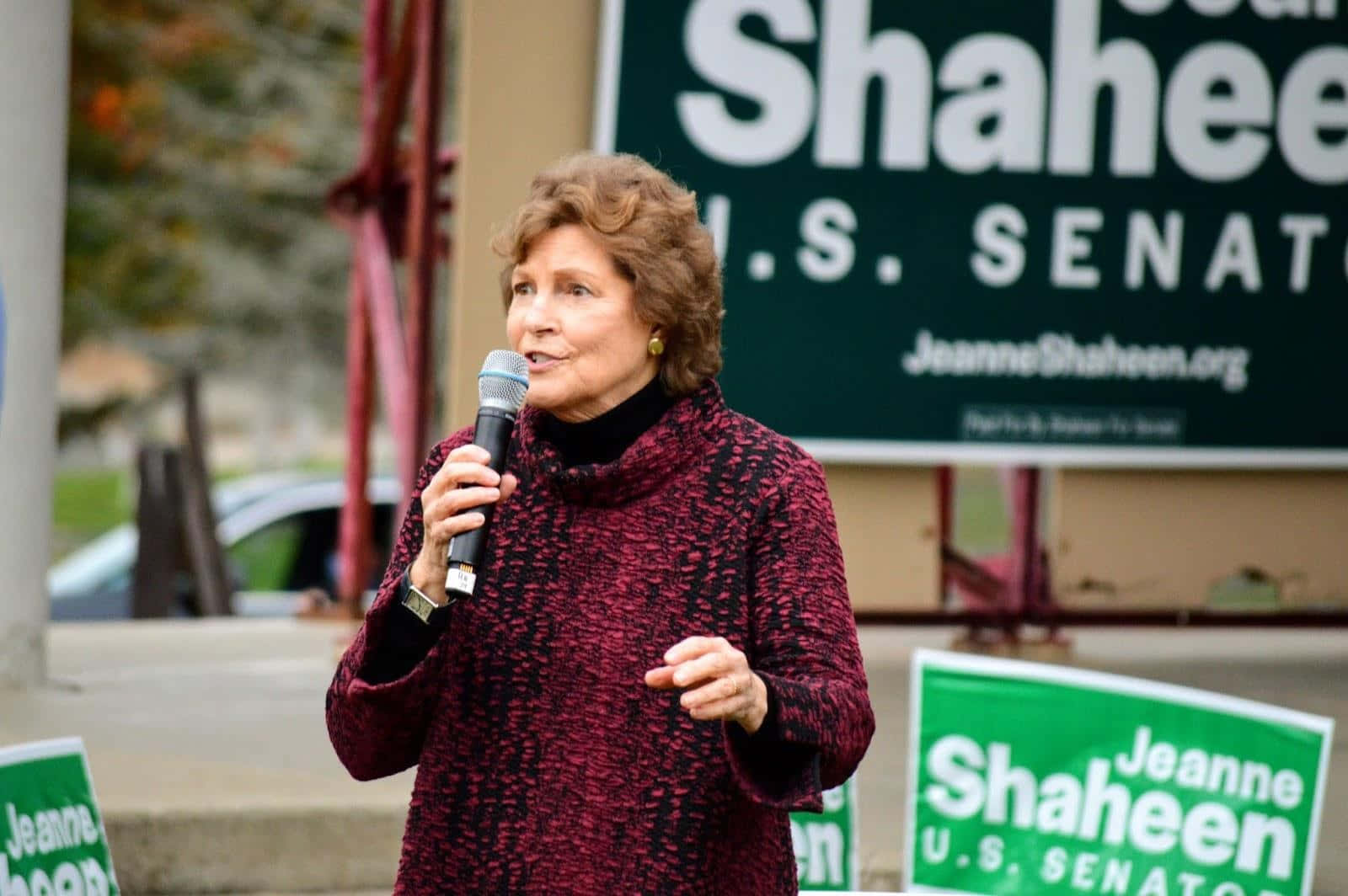 Jeanne Shaheen, maroon textured sweater, microphone, HD Desktop Wallpaper