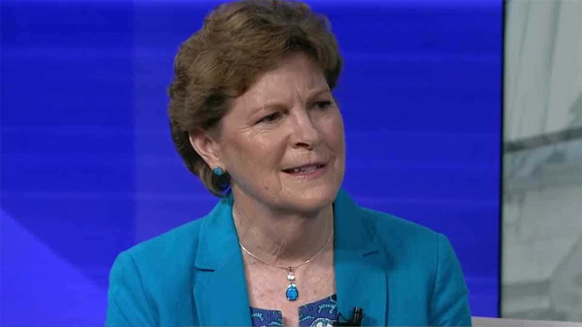 Jeanne Shaheen, teal blazer, matching earrings, SD Desktop Wallpaper