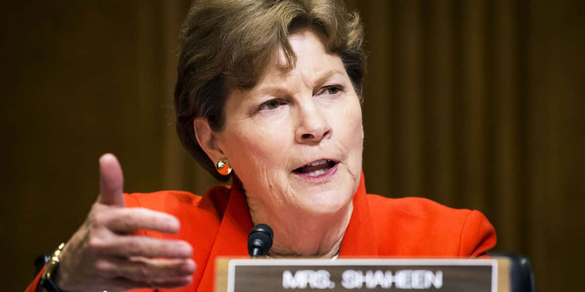Jeanne Shaheen, orange blazer, podium, SD Desktop Wallpaper