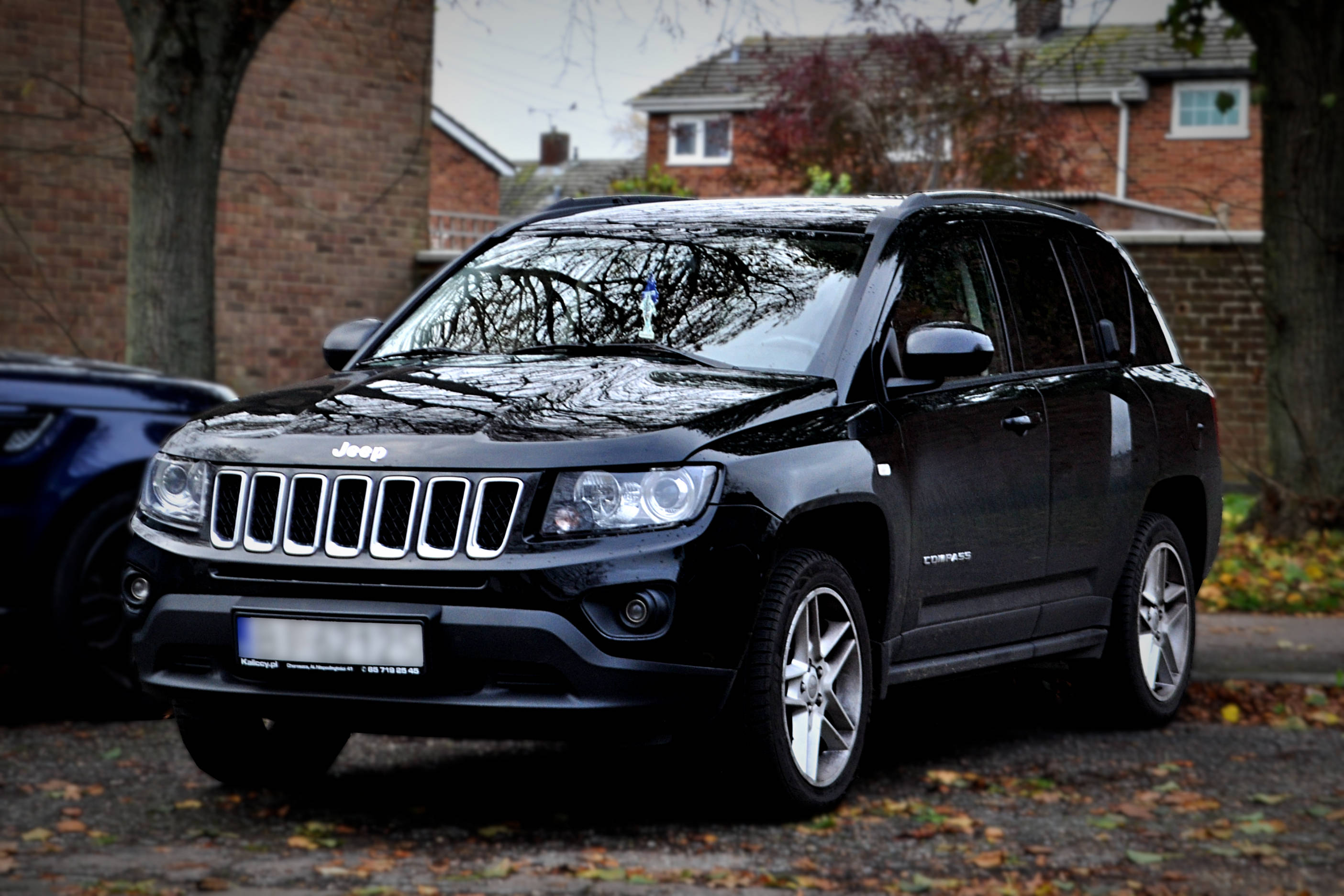 Jeep Compass, black, leaves, 2K Desktop Wallpaper