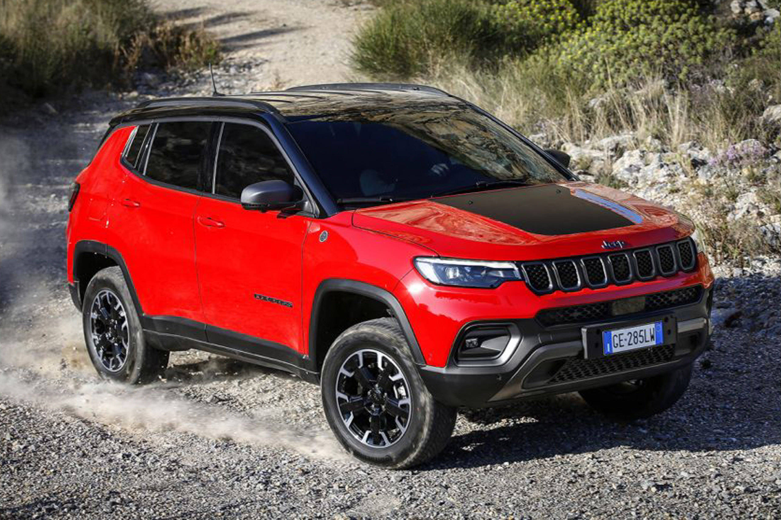 Jeep Compass, black and red, gravel road, 2K Desktop Wallpaper